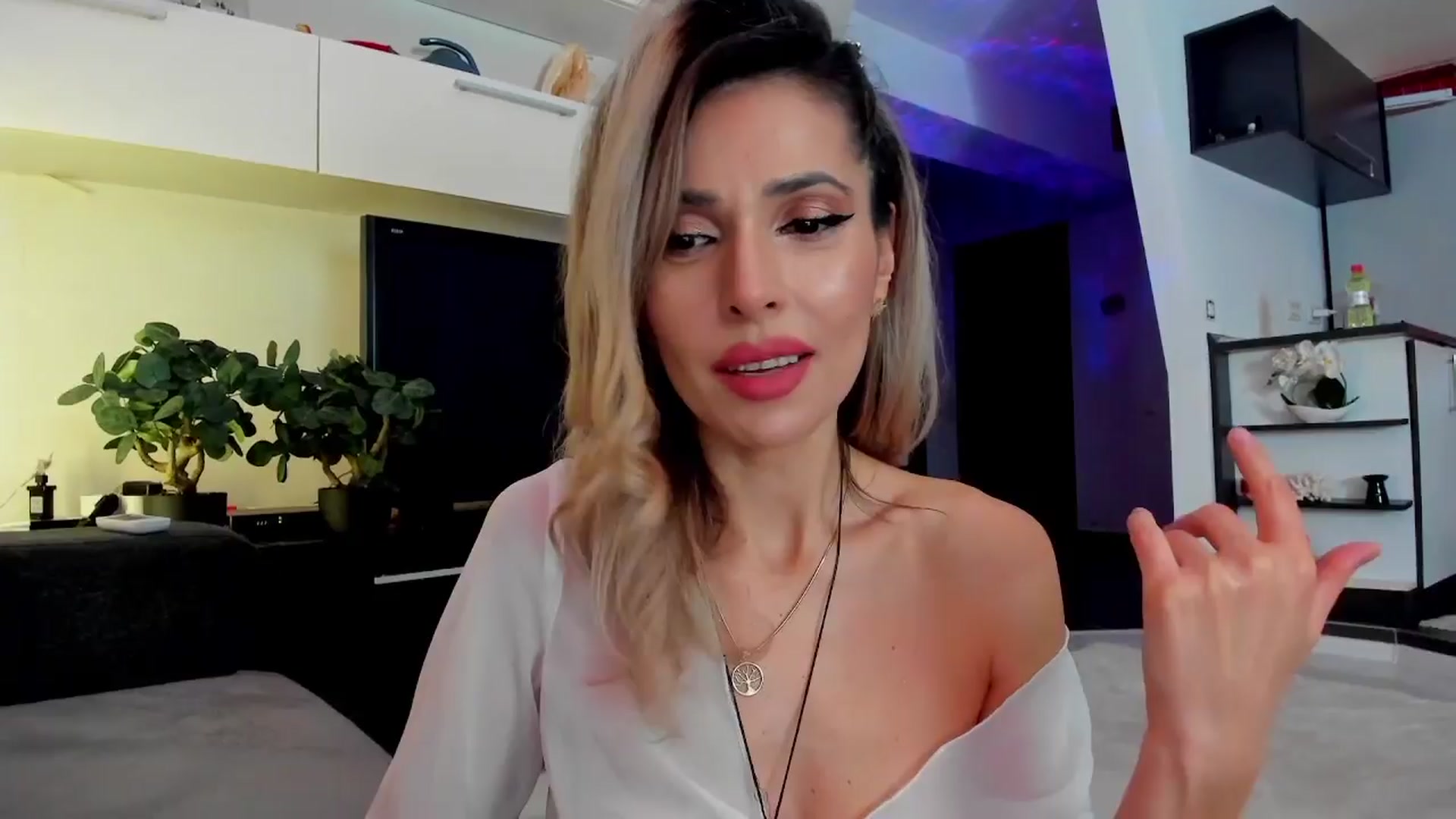 Gallery image thumbnail from SmileyTinaa's myfreecams stream on, 03/23/2024, 24:04 image 18 of 20