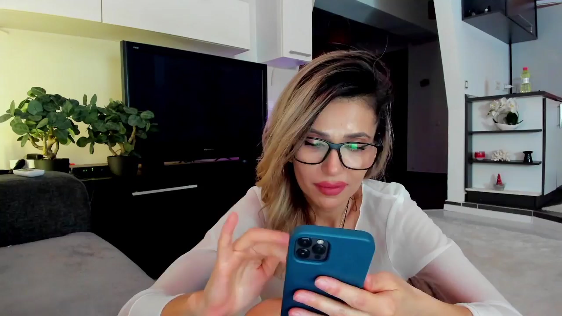 Gallery image thumbnail from SmileyTinaa's myfreecams stream on, 03/23/2024, 04:53 image 19 of 20