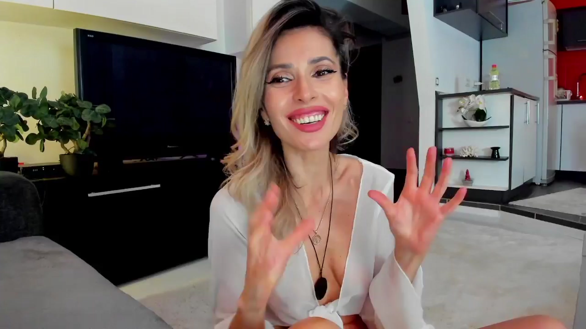 Gallery image thumbnail from SmileyTinaa's myfreecams stream on, 03/23/2024, 05:54 image 4 of 20