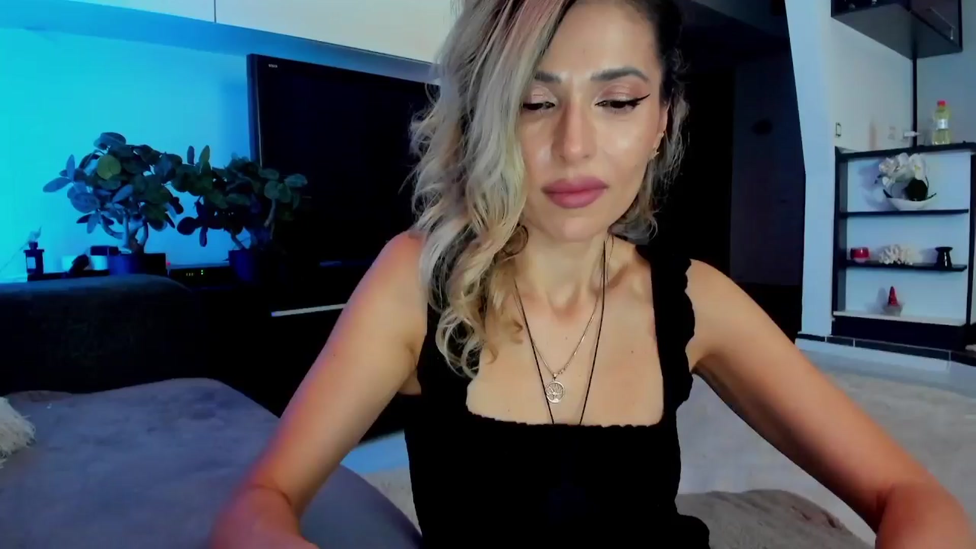 Gallery image thumbnail from SmileyTinaa's myfreecams stream on, 03/27/2024, 03:00 image 5 of 20