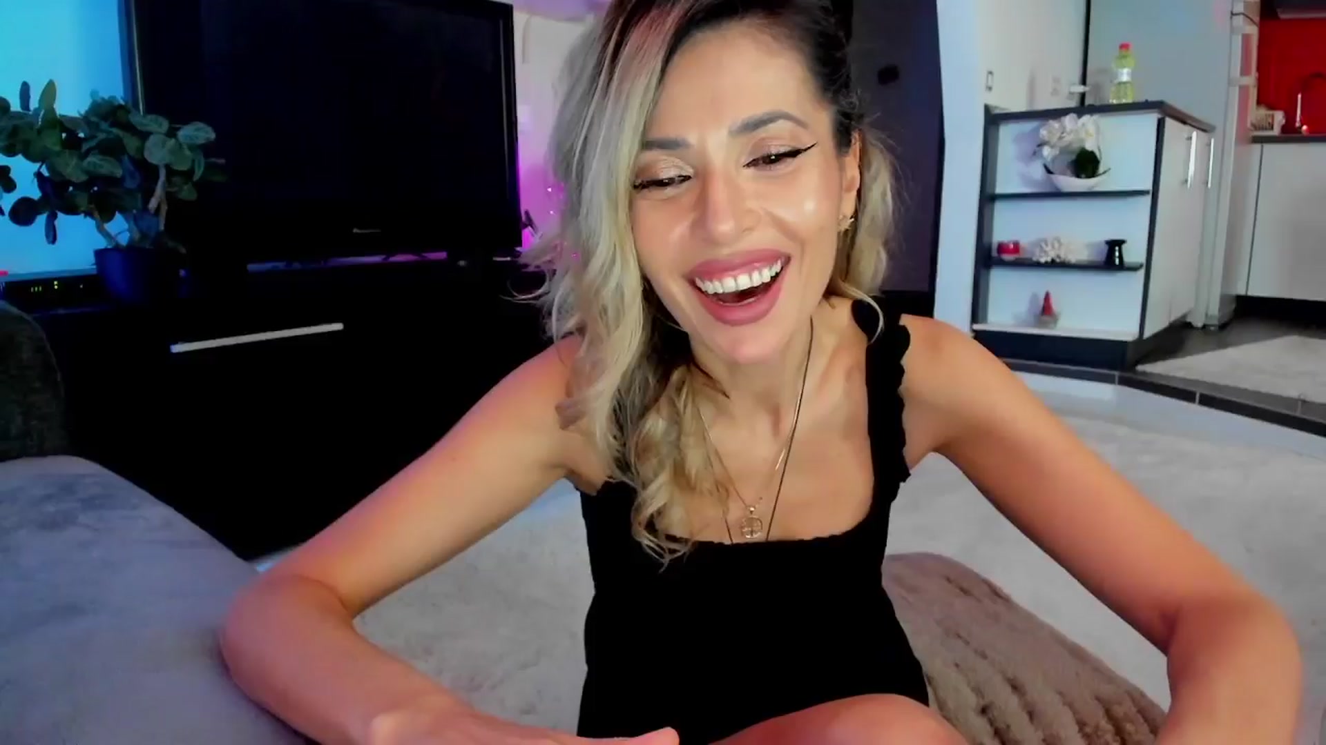 Gallery image thumbnail from SmileyTinaa's myfreecams stream on, 03/27/2024, 03:00 image 8 of 20