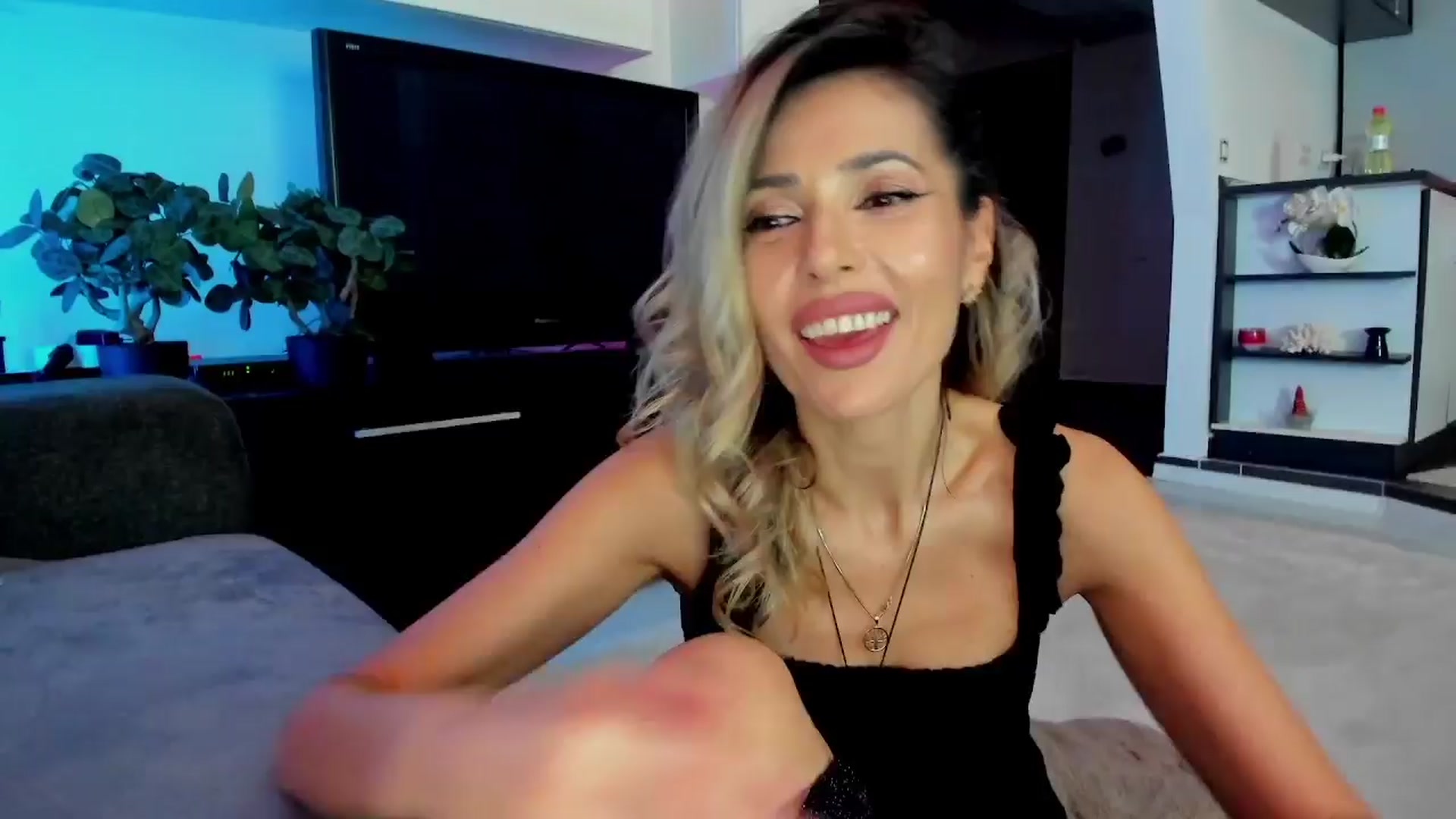 Gallery image thumbnail from SmileyTinaa's myfreecams stream on, 03/27/2024, 03:00 image 4 of 20