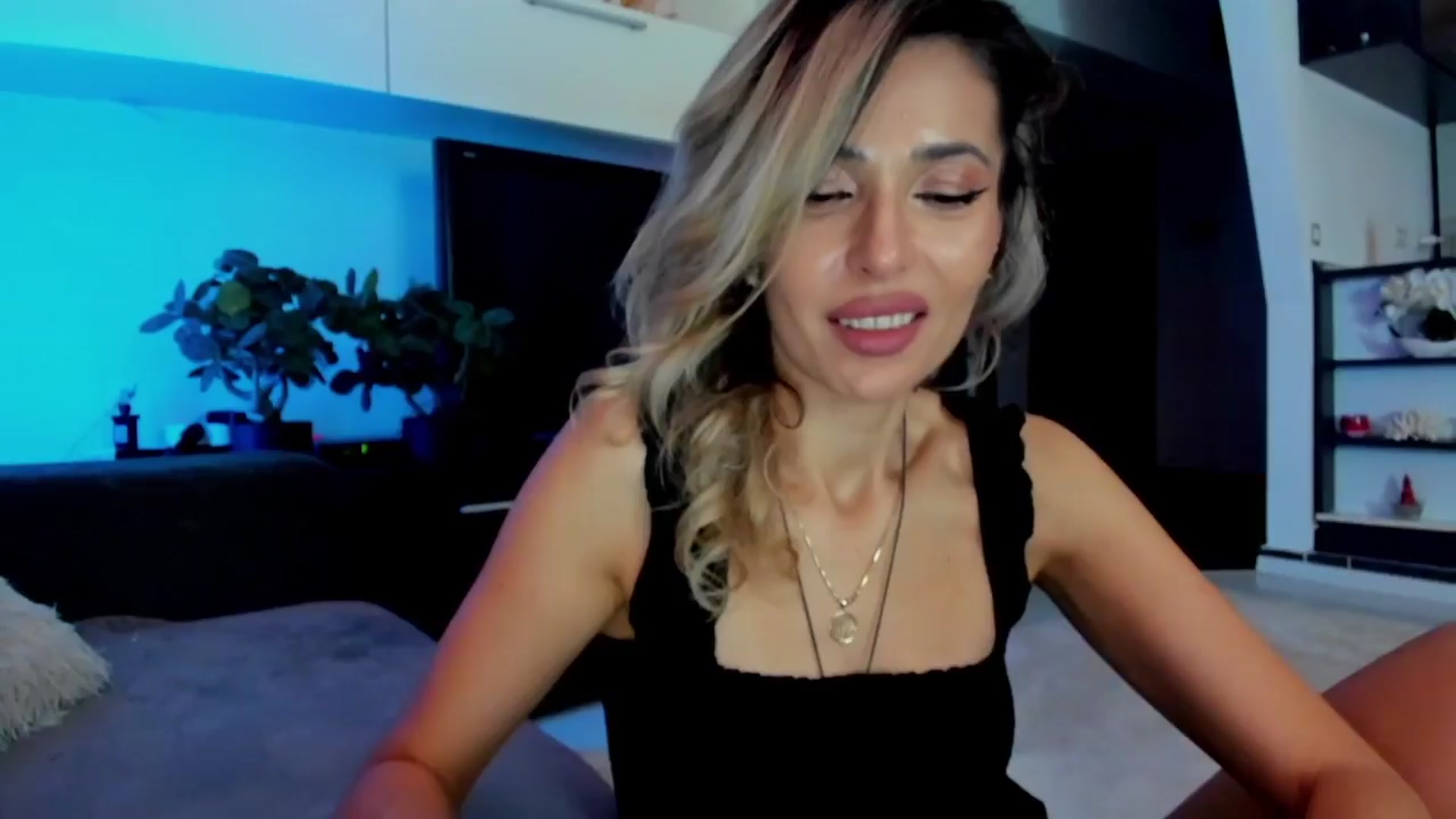 Gallery image thumbnail from SmileyTinaa's myfreecams stream on, 03/27/2024, 03:00 image 14 of 20