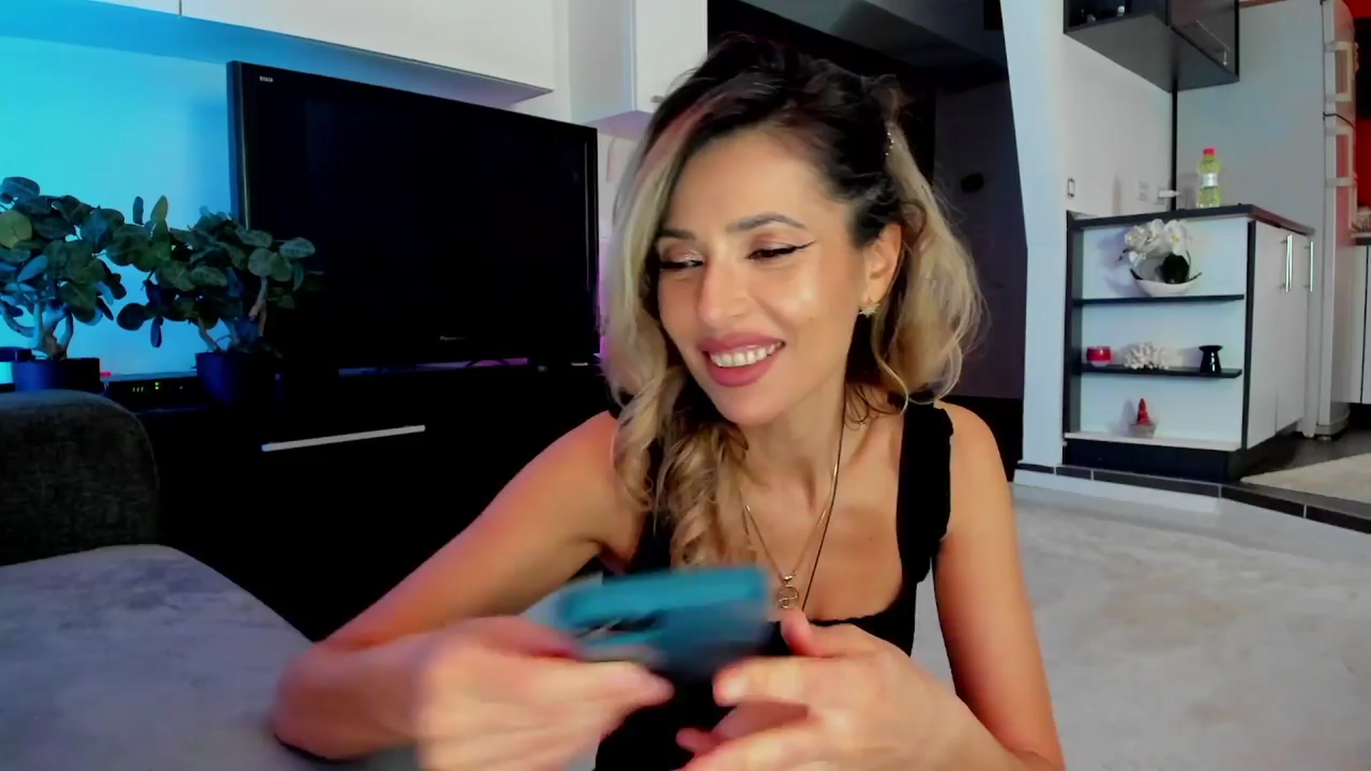 Gallery image thumbnail from SmileyTinaa's myfreecams stream on, 03/27/2024, 03:00 image 16 of 20
