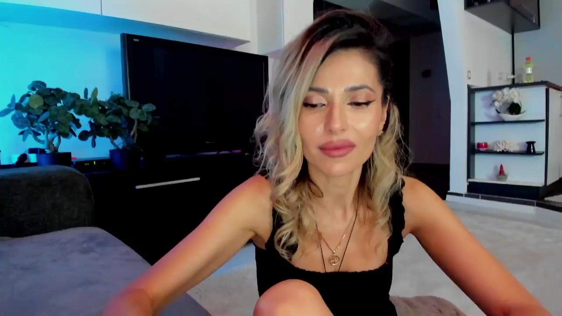 Gallery image thumbnail from SmileyTinaa's myfreecams stream on, 03/27/2024, 03:00 image 1 of 20