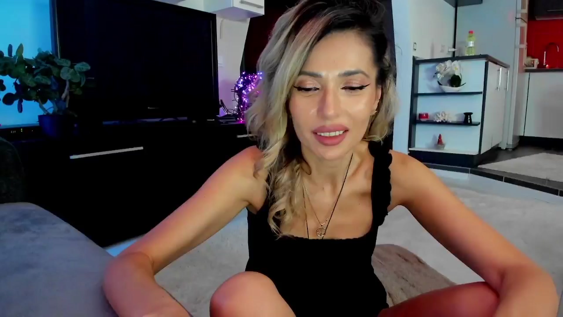 Gallery image thumbnail from SmileyTinaa's myfreecams stream on, 03/27/2024, 03:00 image 11 of 20