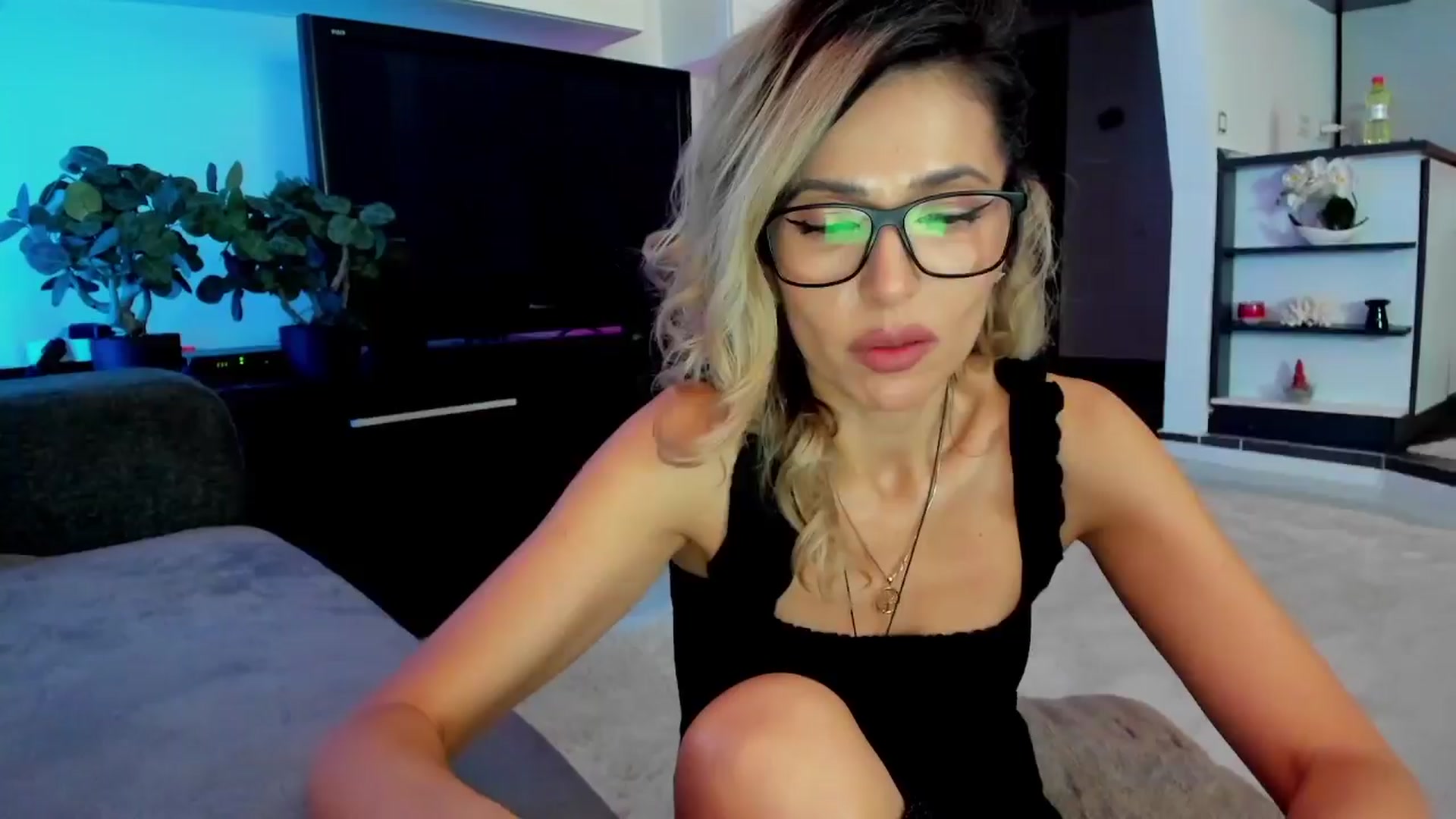 Gallery image thumbnail from SmileyTinaa's myfreecams stream on, 03/27/2024, 03:00 image 2 of 20