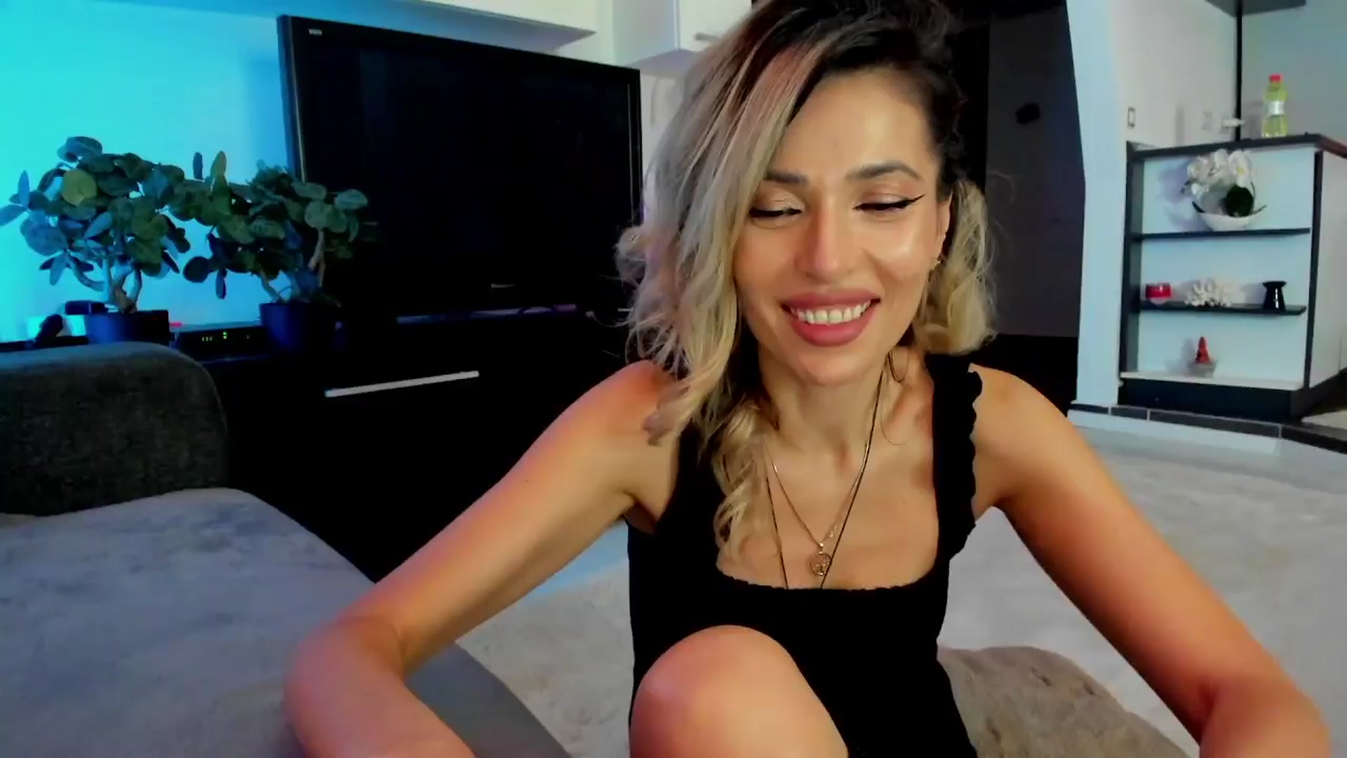 Gallery image thumbnail from SmileyTinaa's myfreecams stream on, 03/27/2024, 03:00 image 3 of 20