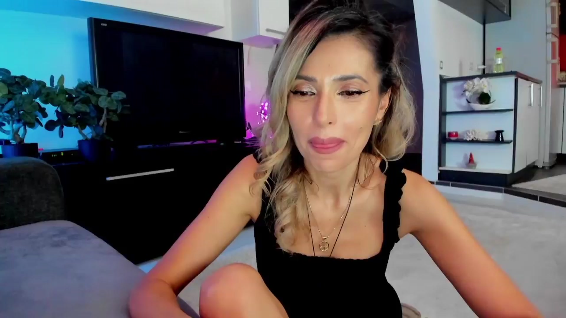 Gallery image thumbnail from SmileyTinaa's myfreecams stream on, 03/27/2024, 03:00 image 17 of 20