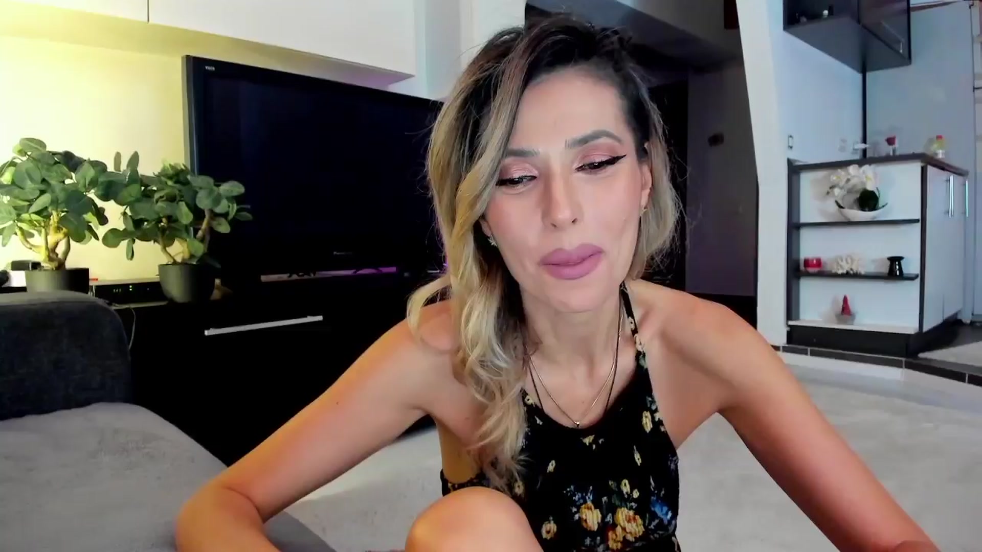 Gallery image thumbnail from SmileyTinaa's myfreecams stream on, 03/27/2024, 21:56 image 17 of 20