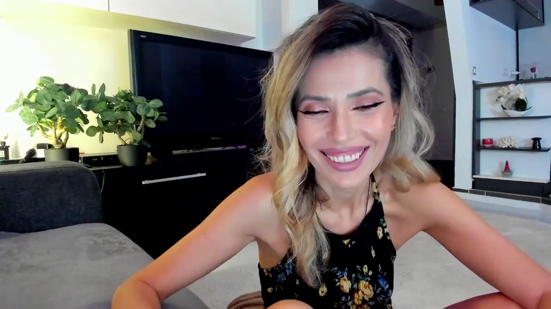 Gallery image thumbnail from SmileyTinaa's myfreecams stream on, 03/27/2024, 21:56 image 2 of 20