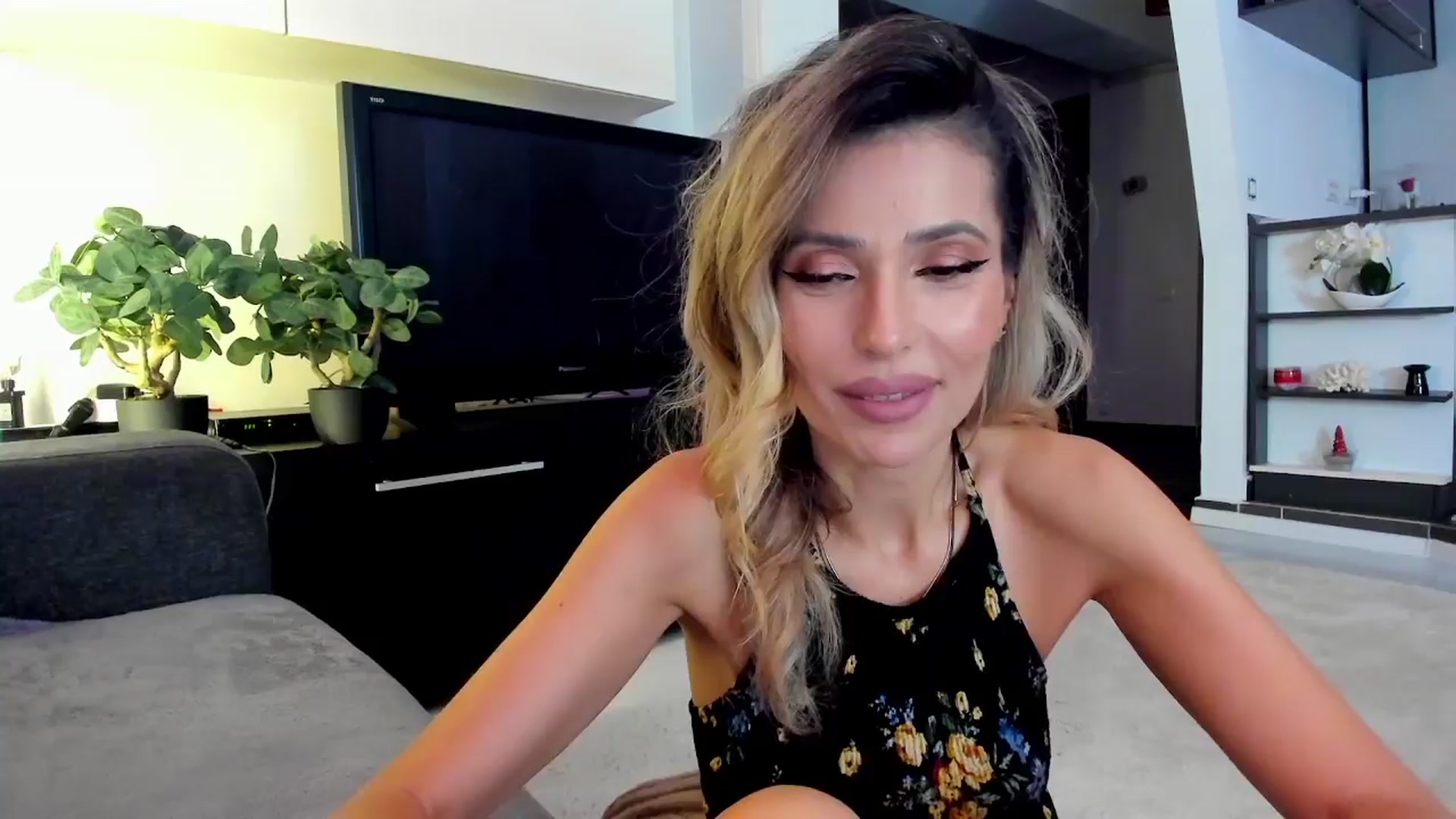 Gallery image thumbnail from SmileyTinaa's myfreecams stream on, 03/27/2024, 21:56 image 1 of 20
