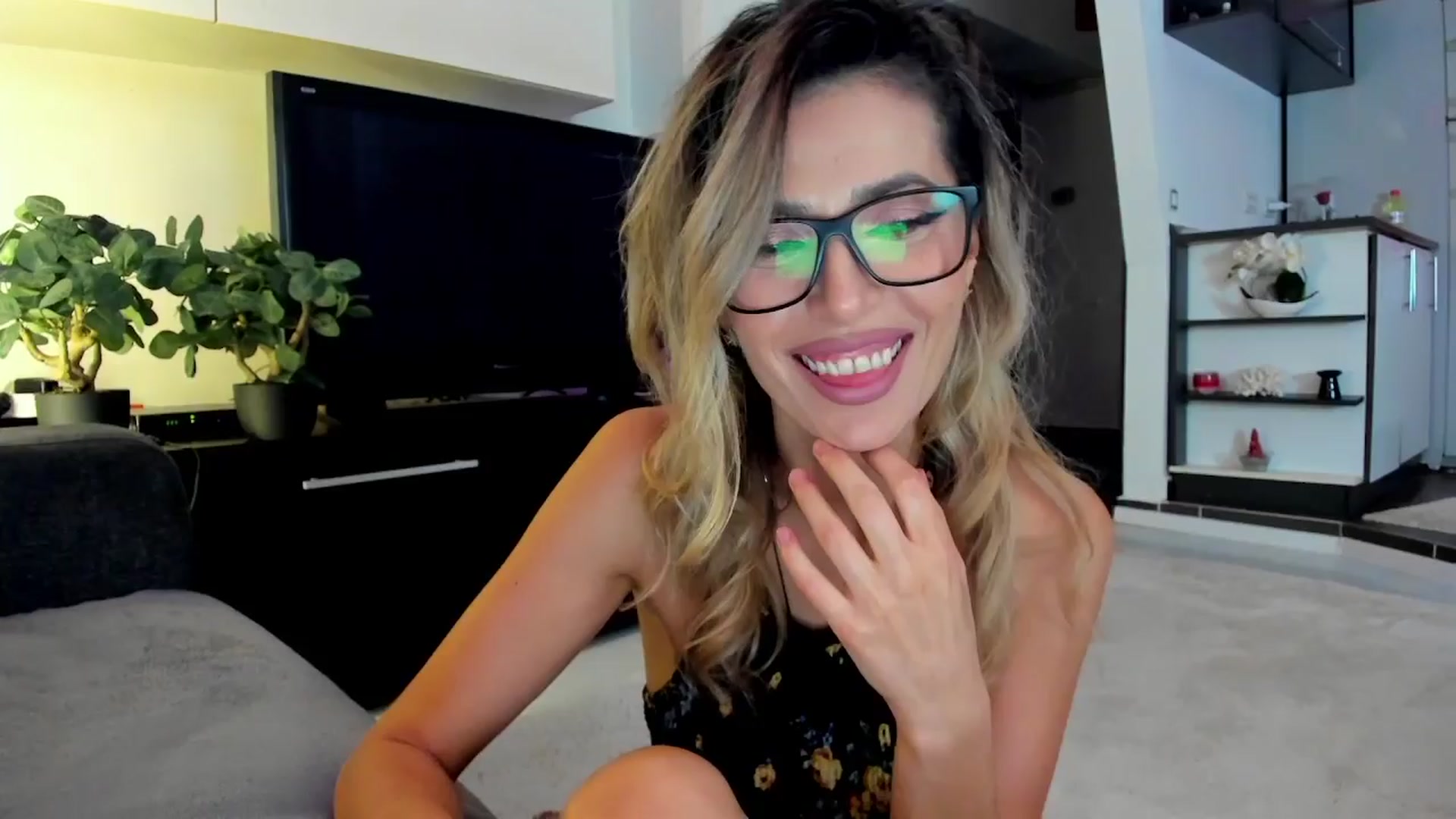 Gallery image thumbnail from SmileyTinaa's myfreecams stream on, 03/27/2024, 21:56 image 19 of 20