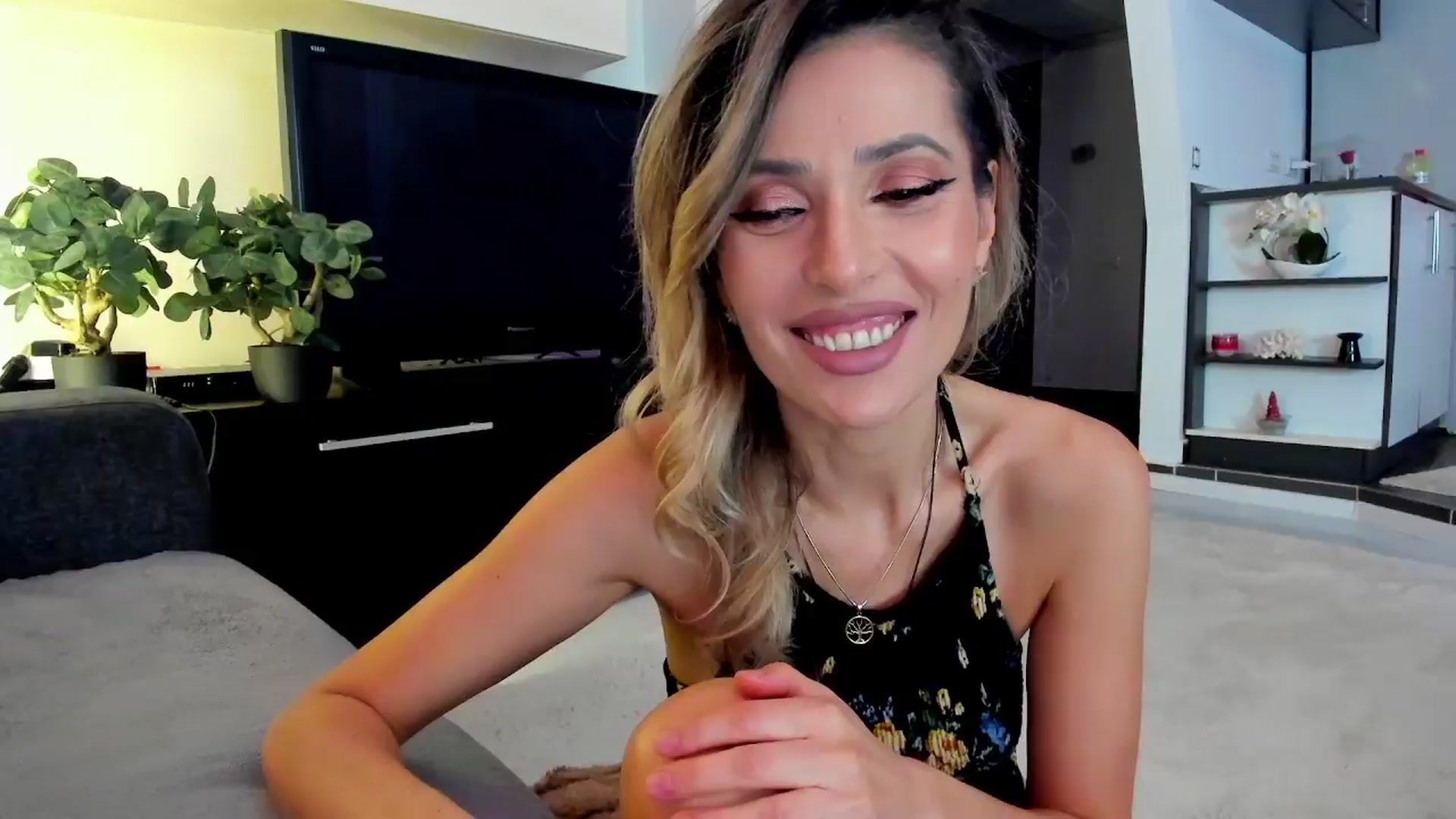 Gallery image thumbnail from SmileyTinaa's myfreecams stream on, 03/27/2024, 21:56 image 16 of 20