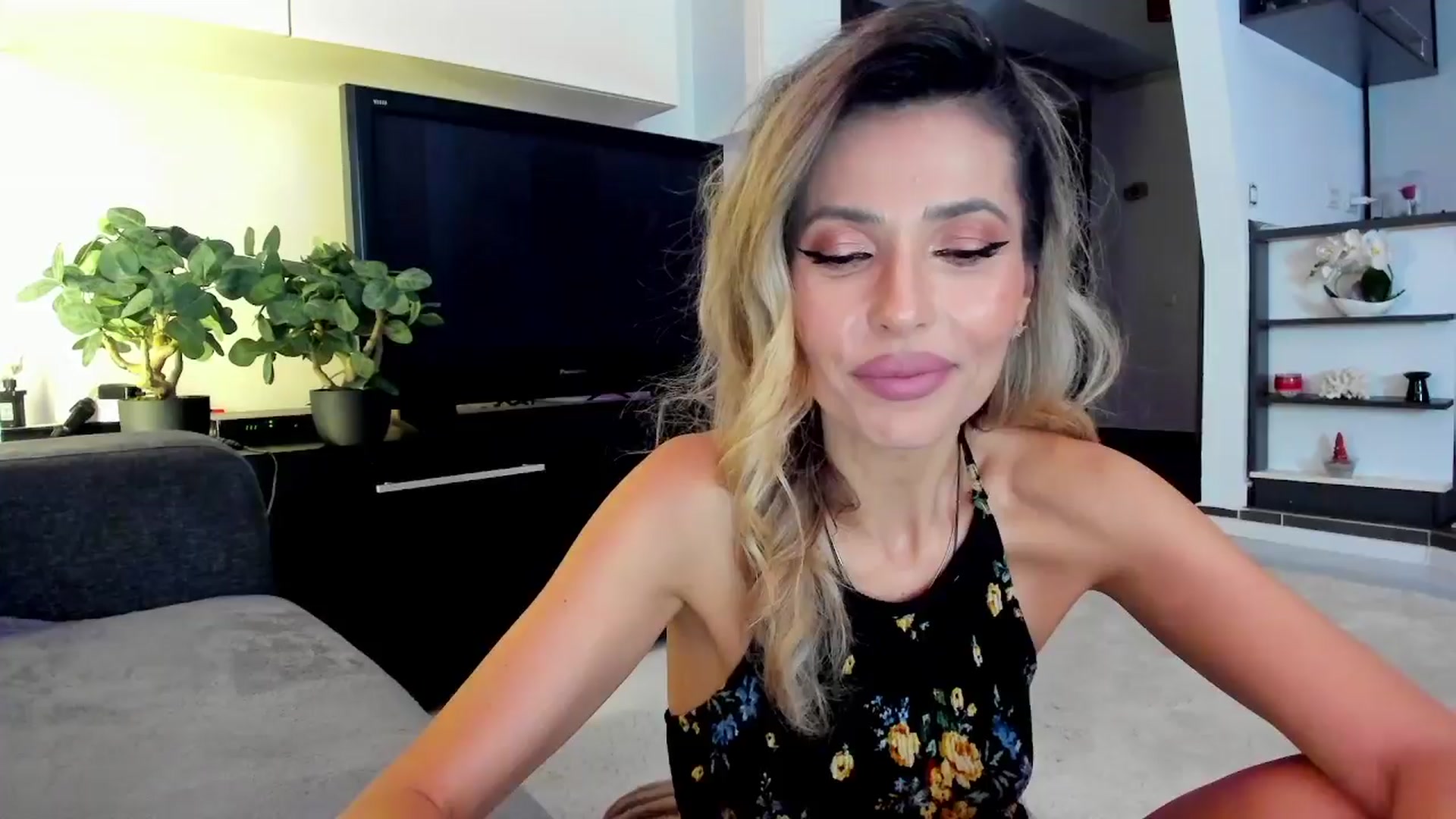 Gallery image thumbnail from SmileyTinaa's myfreecams stream on, 03/27/2024, 21:56 image 5 of 20