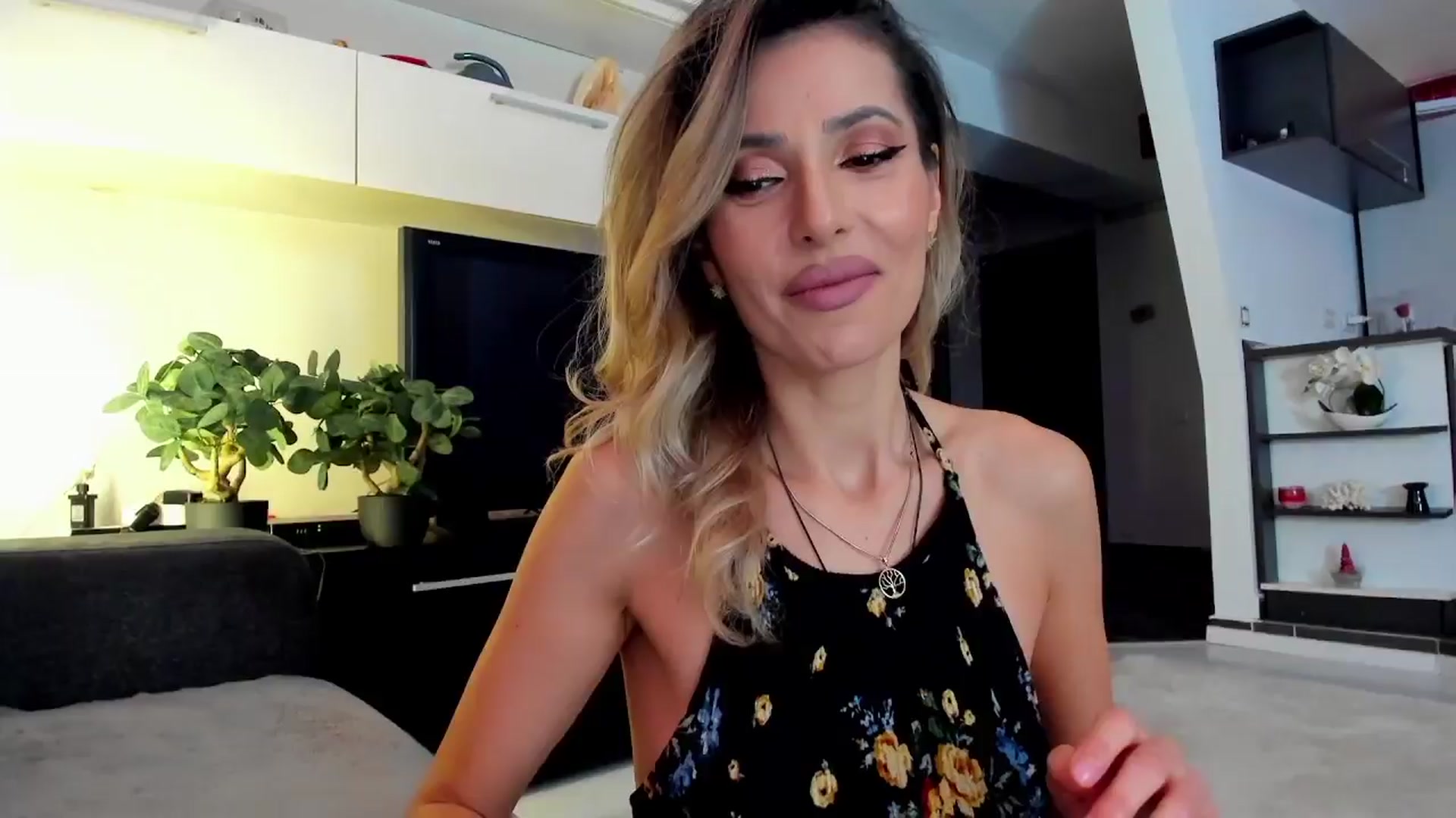 Gallery image thumbnail from SmileyTinaa's myfreecams stream on, 03/27/2024, 21:56 image 14 of 20