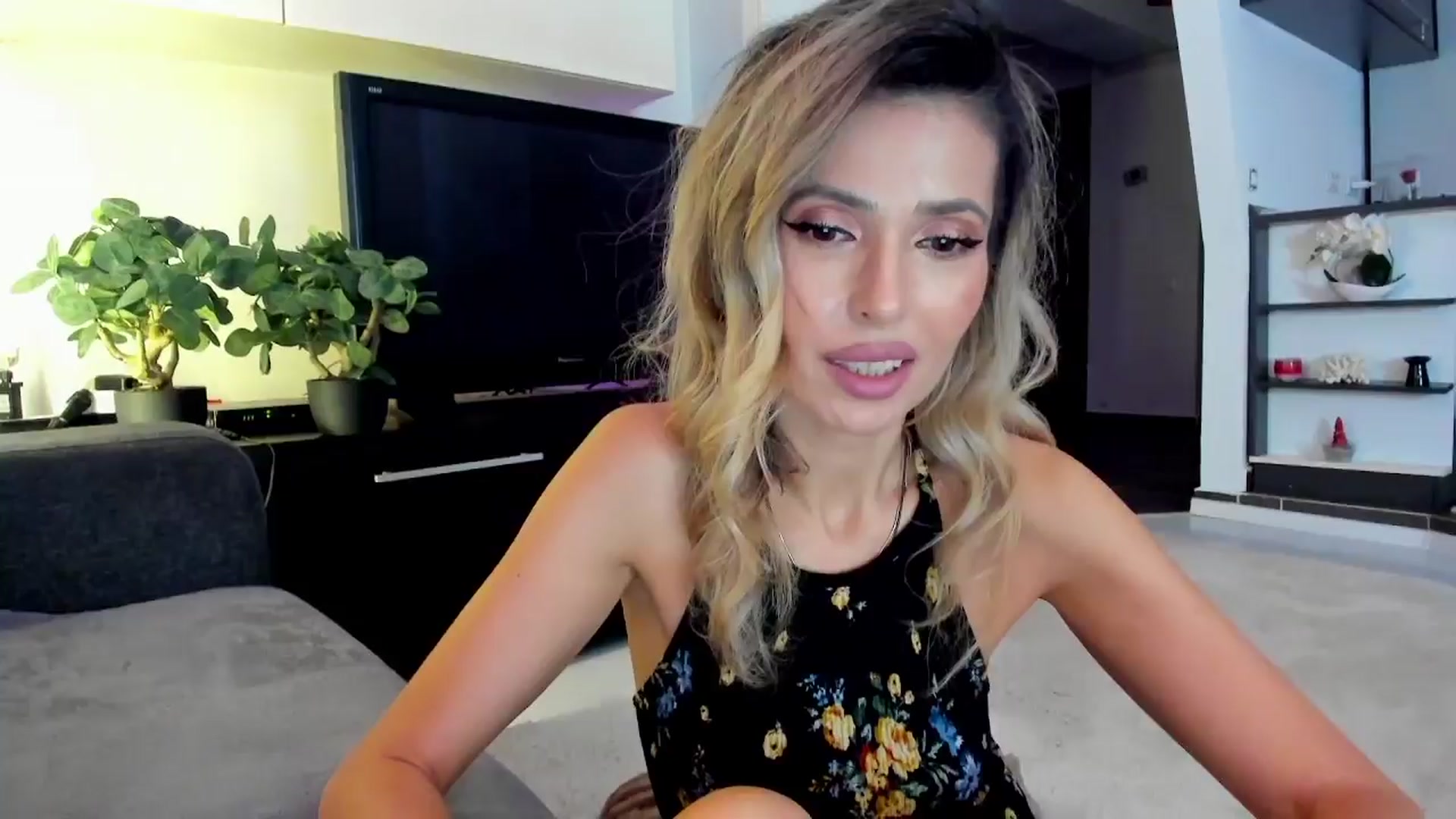 Gallery image thumbnail from SmileyTinaa's myfreecams stream on, 03/27/2024, 21:56 image 4 of 20
