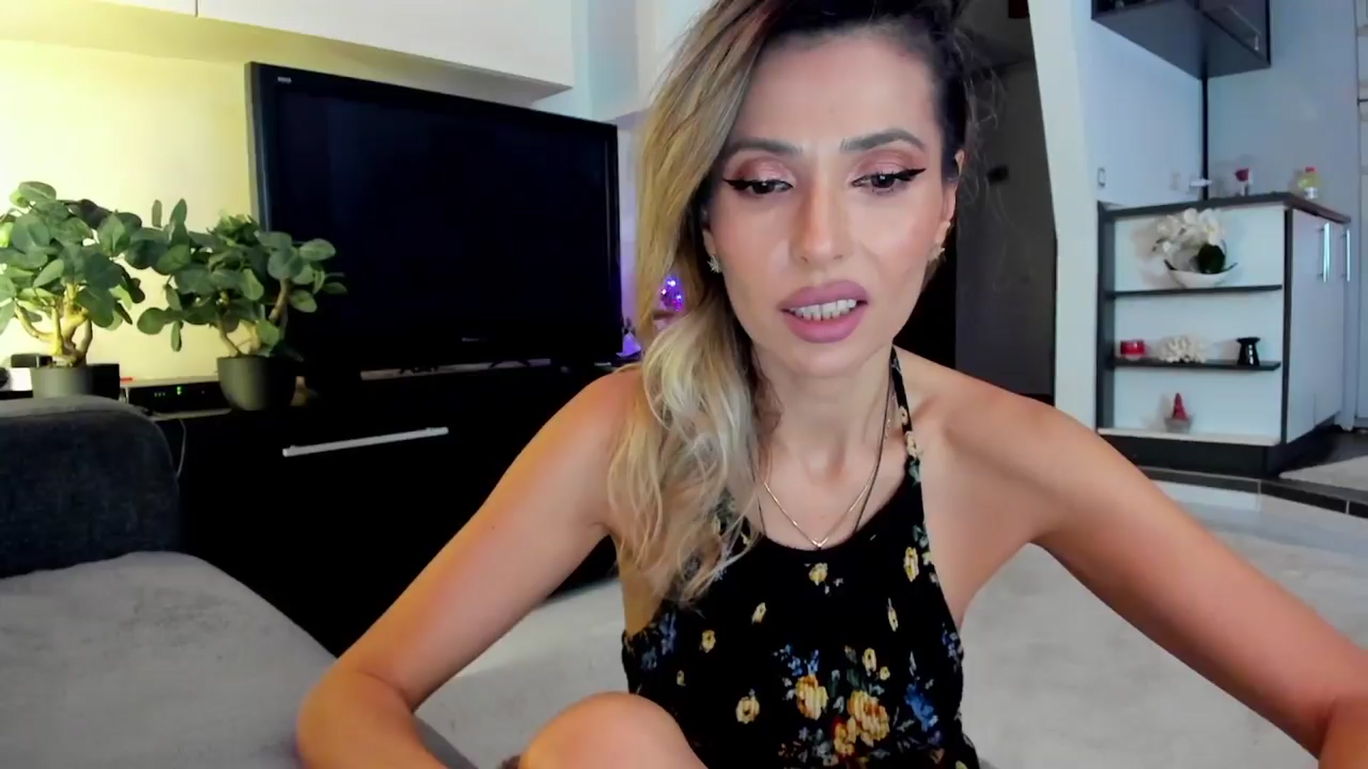 Gallery image thumbnail from SmileyTinaa's myfreecams stream on, 03/27/2024, 21:56 image 18 of 20