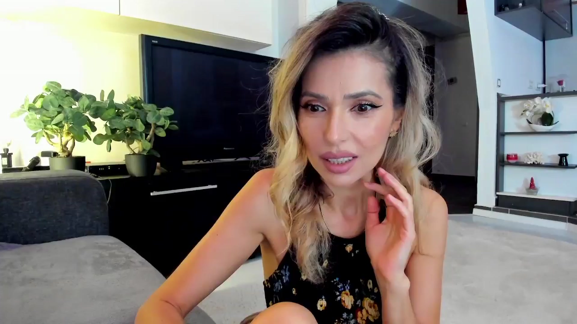 Gallery image thumbnail from SmileyTinaa's myfreecams stream on, 03/27/2024, 21:56 image 3 of 20