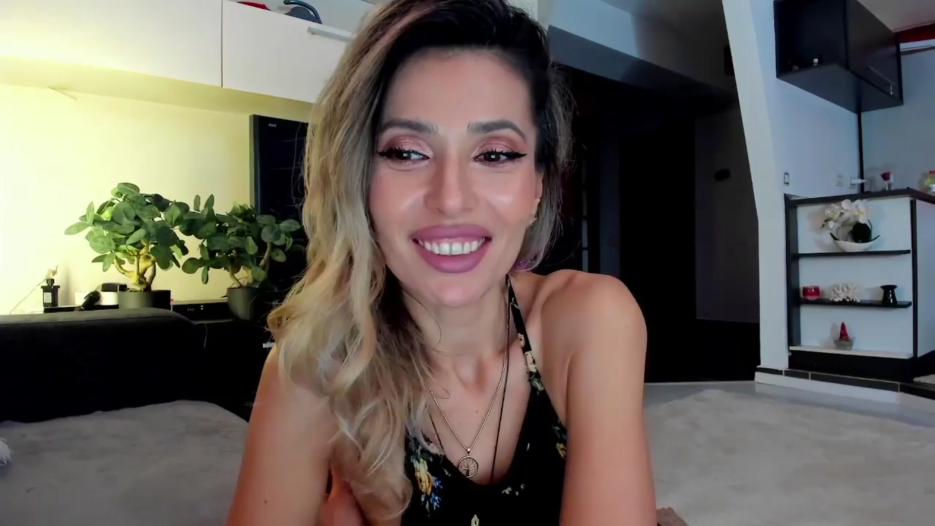 Gallery image thumbnail from SmileyTinaa's myfreecams stream on, 03/28/2024, 24:56 image 4 of 20