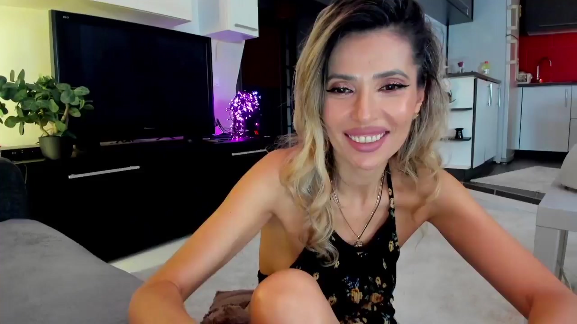 Gallery image thumbnail from SmileyTinaa's myfreecams stream on, 03/28/2024, 24:56 image 3 of 20