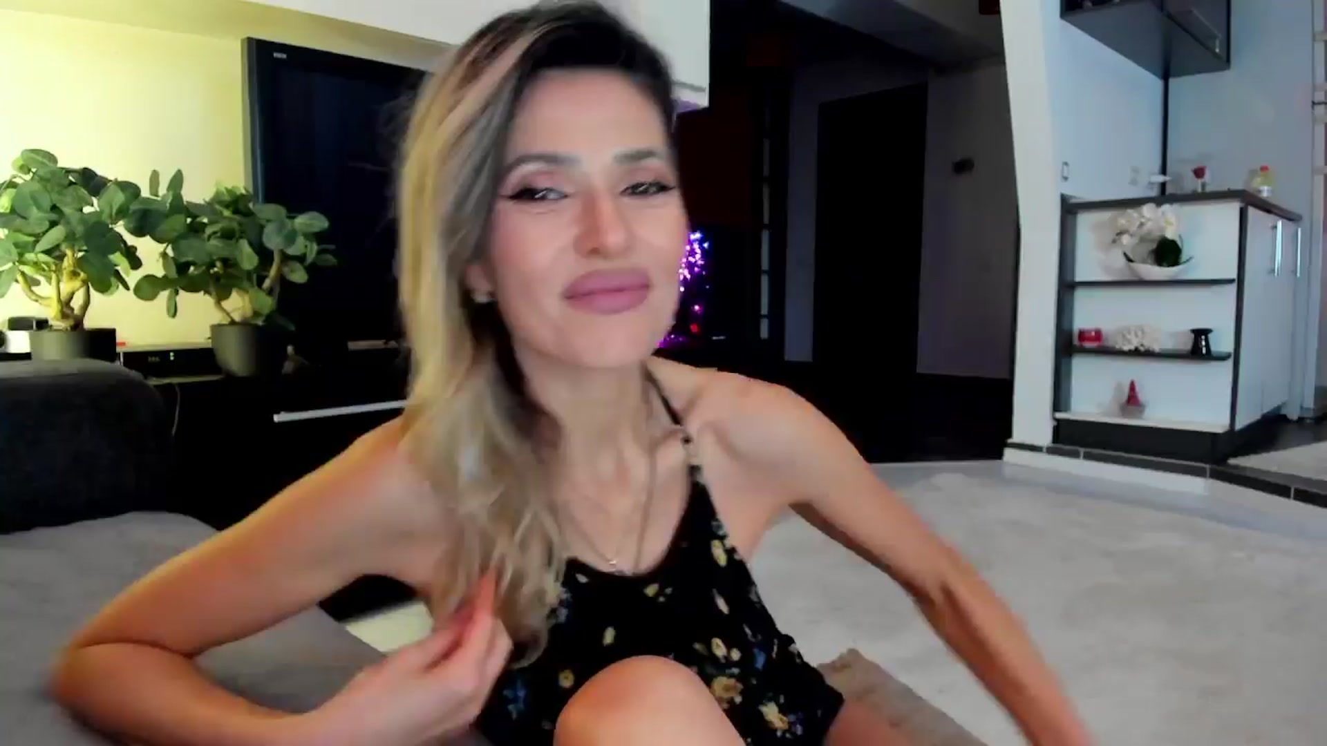 Gallery image thumbnail from SmileyTinaa's myfreecams stream on, 03/28/2024, 24:56 image 12 of 20
