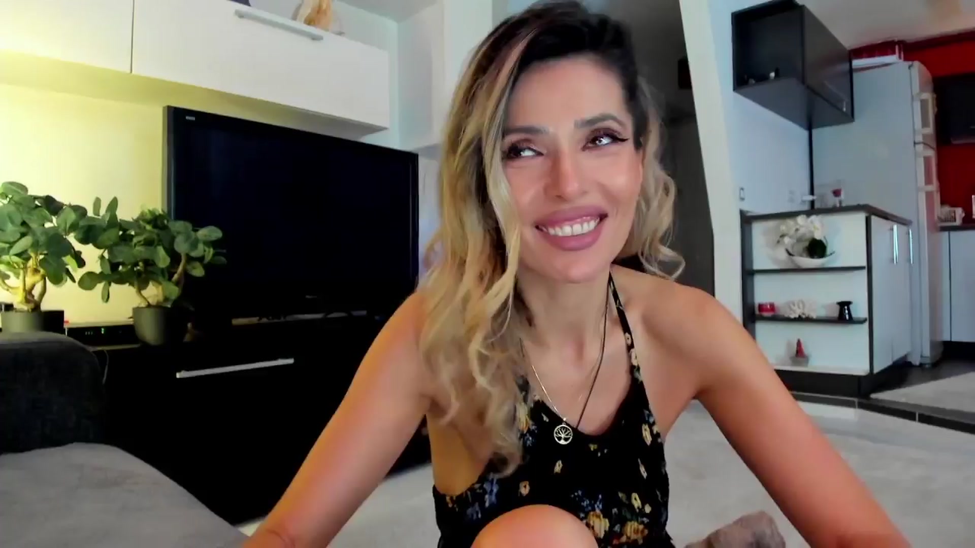 Gallery image thumbnail from SmileyTinaa's myfreecams stream on, 03/28/2024, 24:56 image 17 of 20