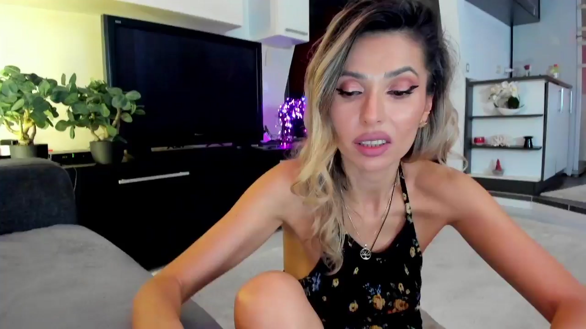 Gallery image thumbnail from SmileyTinaa's myfreecams stream on, 03/28/2024, 24:56 image 14 of 20