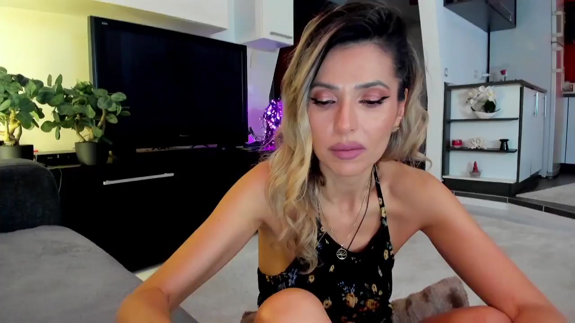 Gallery image thumbnail from SmileyTinaa's myfreecams stream on, 03/28/2024, 24:56 image 18 of 20