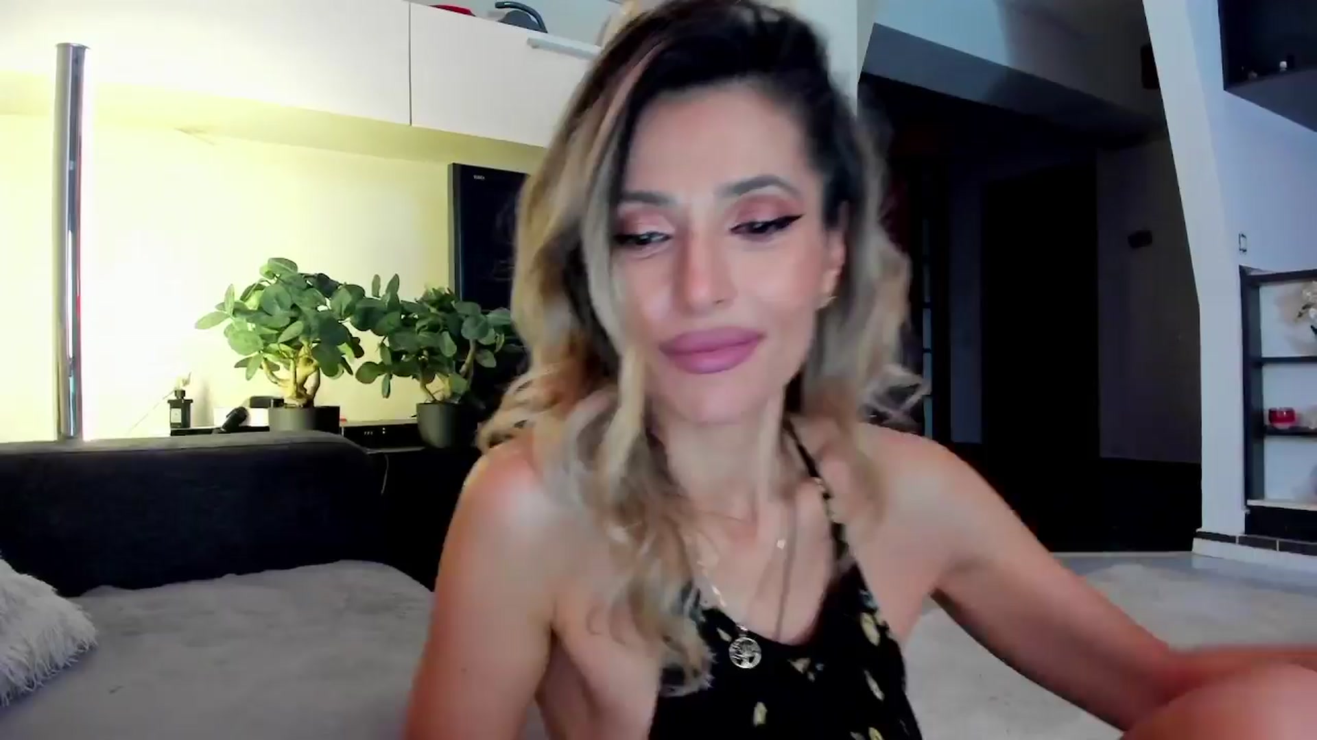 Gallery image thumbnail from SmileyTinaa's myfreecams stream on, 03/28/2024, 24:56 image 16 of 20