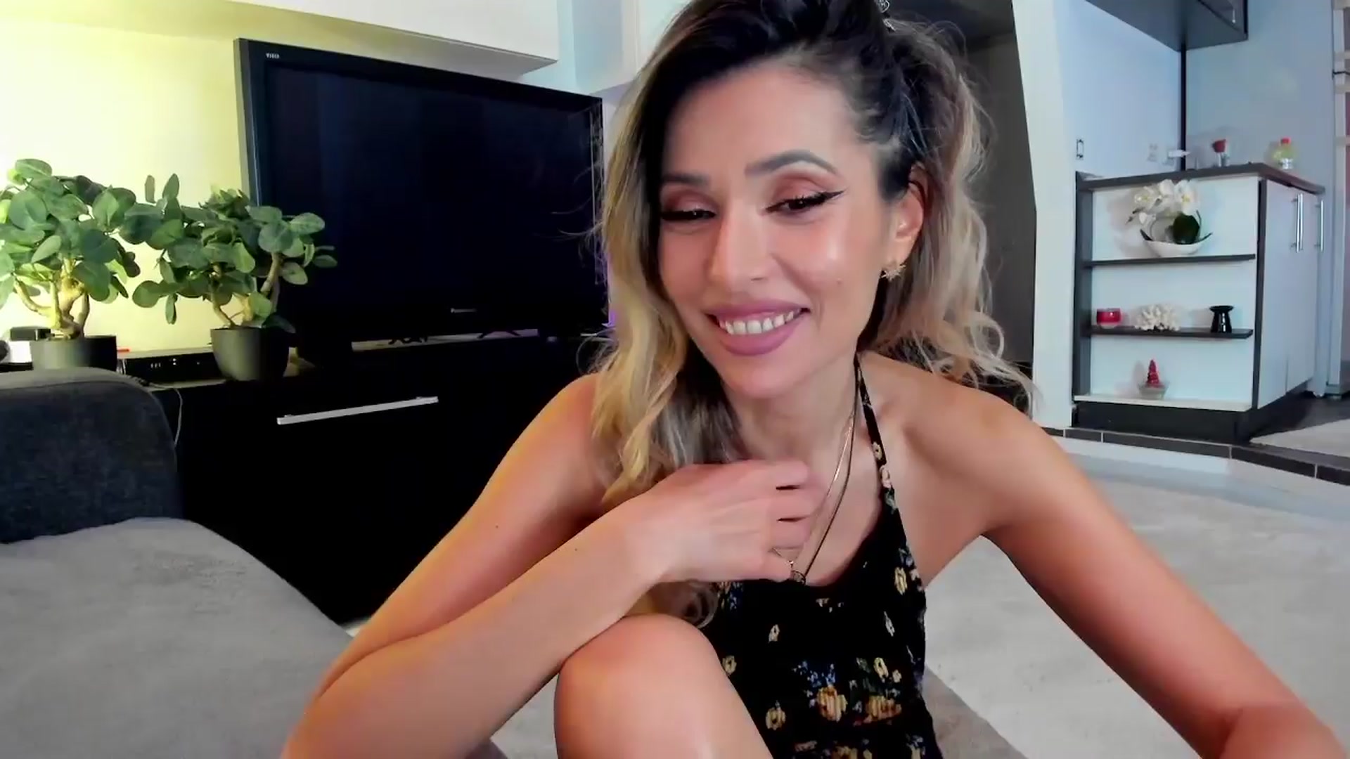 Gallery image thumbnail from SmileyTinaa's myfreecams stream on, 03/28/2024, 24:56 image 6 of 20