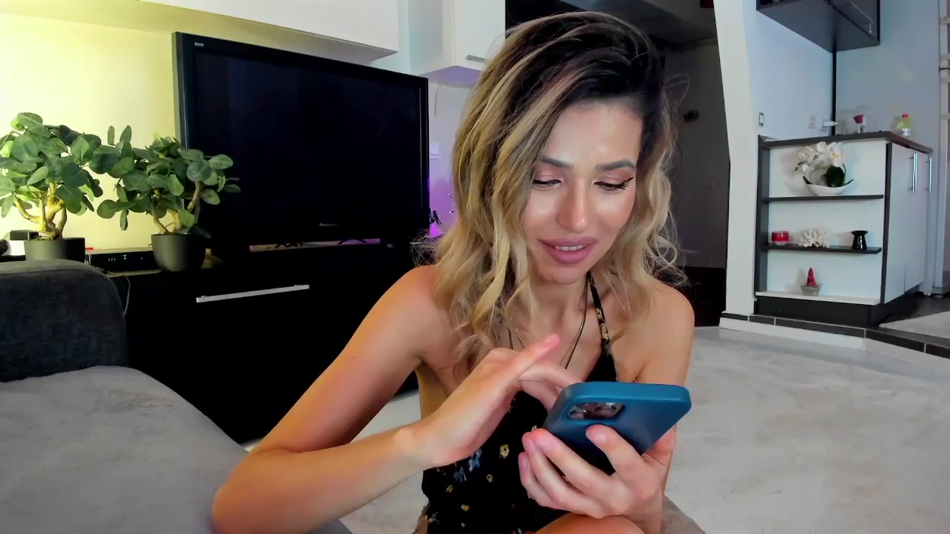 Gallery image thumbnail from SmileyTinaa's myfreecams stream on, 03/28/2024, 24:56 image 9 of 20