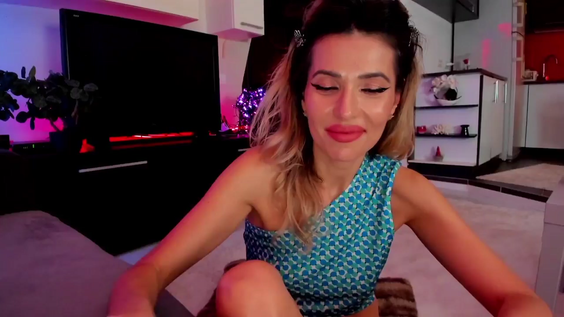 Gallery image thumbnail from SmileyTinaa's myfreecams stream on, 03/28/2024, 23:57 image 18 of 20