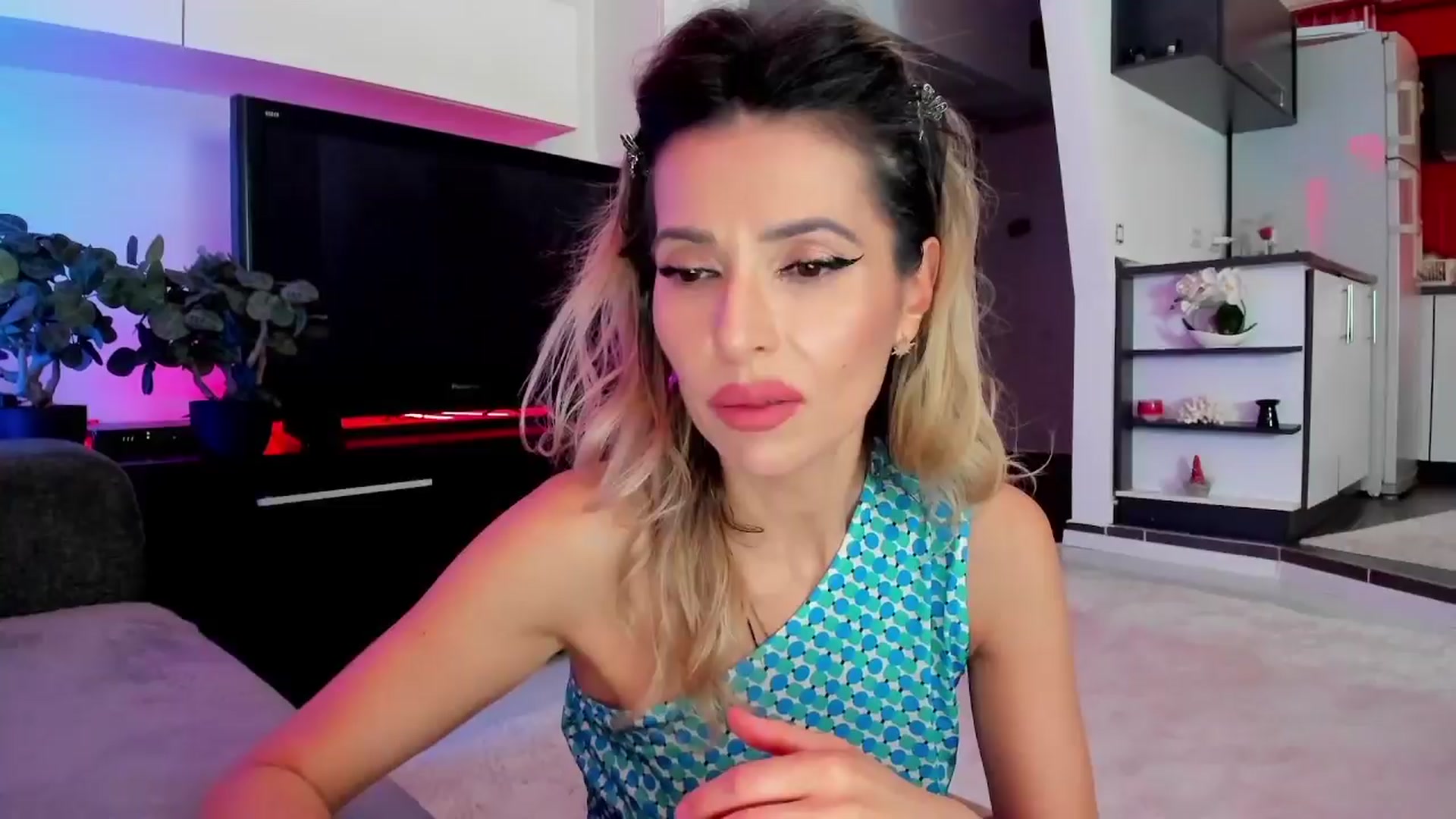 Gallery image thumbnail from SmileyTinaa's myfreecams stream on, 03/28/2024, 23:57 image 13 of 20
