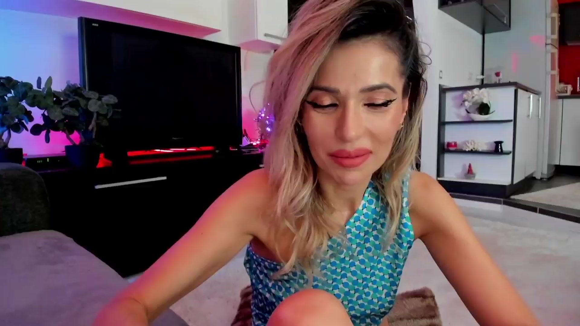 Gallery image thumbnail from SmileyTinaa's myfreecams stream on, 03/28/2024, 23:57 image 8 of 20