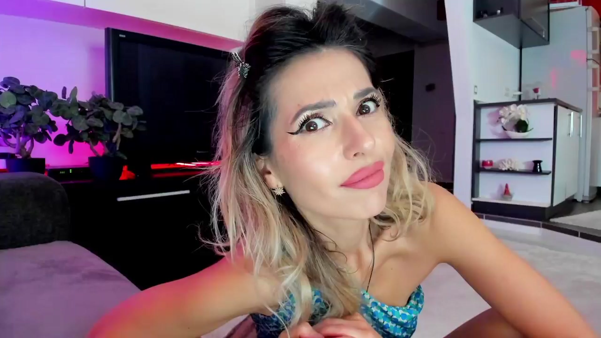 Gallery image thumbnail from SmileyTinaa's myfreecams stream on, 03/28/2024, 23:57 image 2 of 20