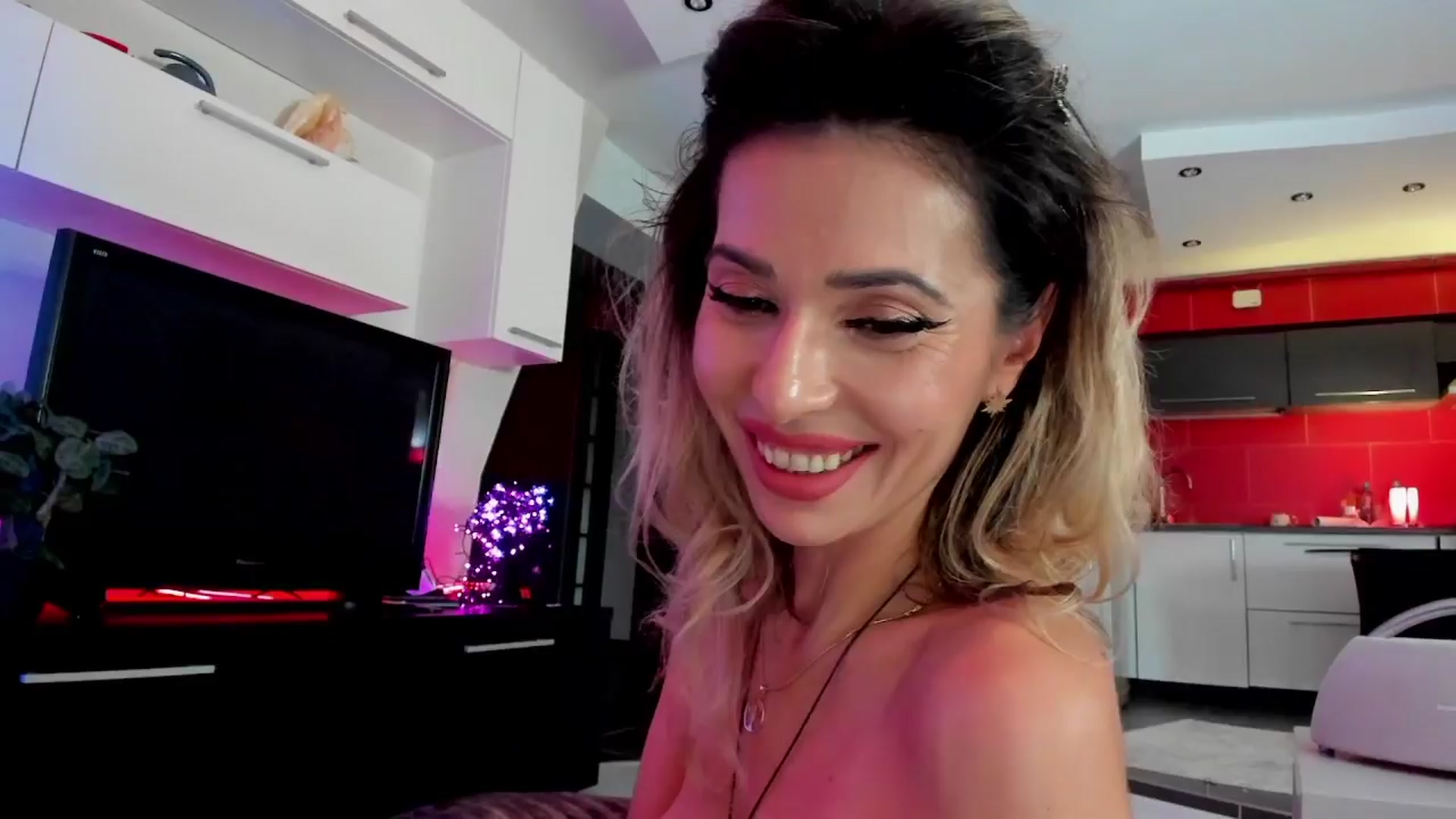 Gallery image thumbnail from SmileyTinaa's myfreecams stream on, 03/28/2024, 23:57 image 6 of 20
