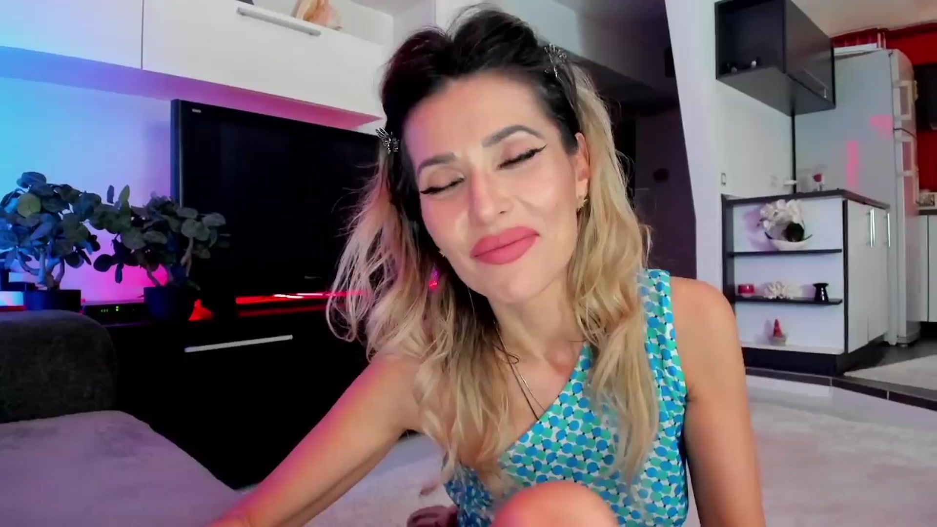 Gallery image thumbnail from SmileyTinaa's myfreecams stream on, 03/28/2024, 23:57 image 15 of 20
