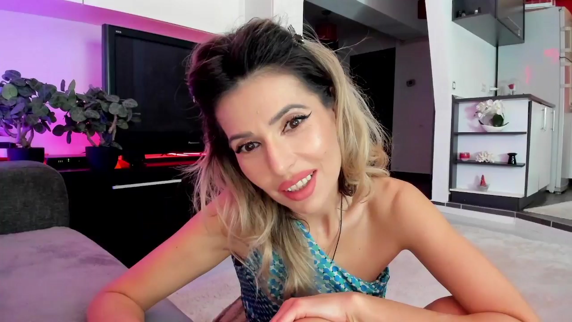 Gallery image thumbnail from SmileyTinaa's myfreecams stream on, 03/28/2024, 23:57 image 1 of 20