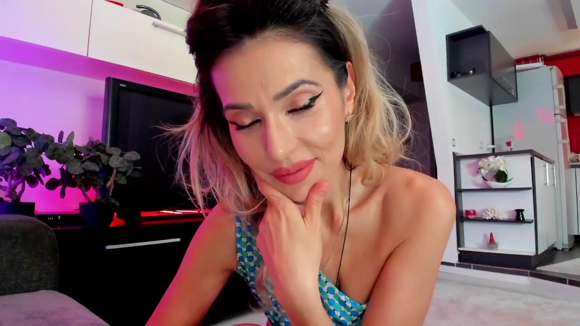 Gallery image thumbnail from SmileyTinaa's myfreecams stream on, 03/28/2024, 23:57 image 4 of 20