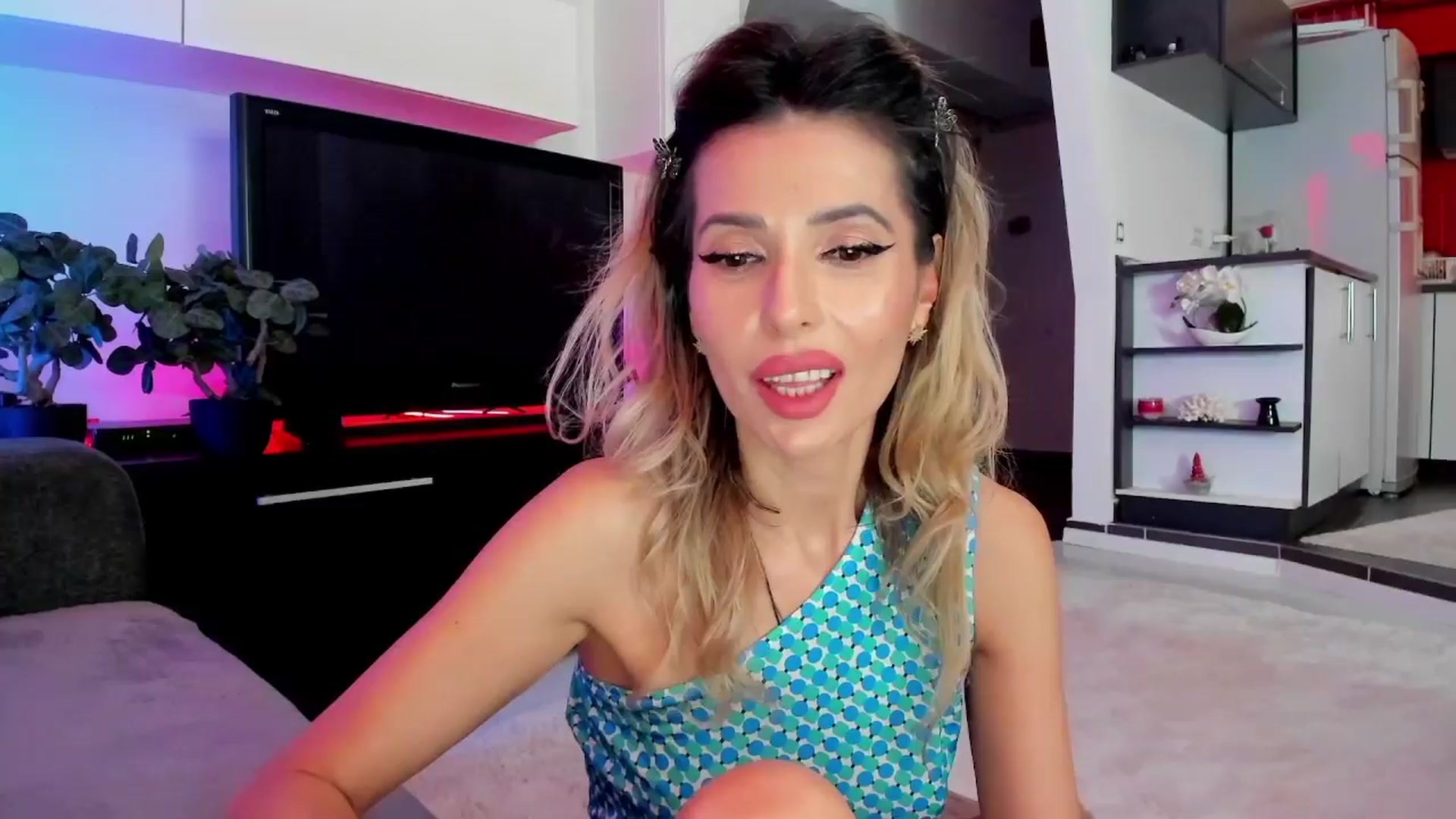 Gallery image thumbnail from SmileyTinaa's myfreecams stream on, 03/28/2024, 23:57 image 14 of 20
