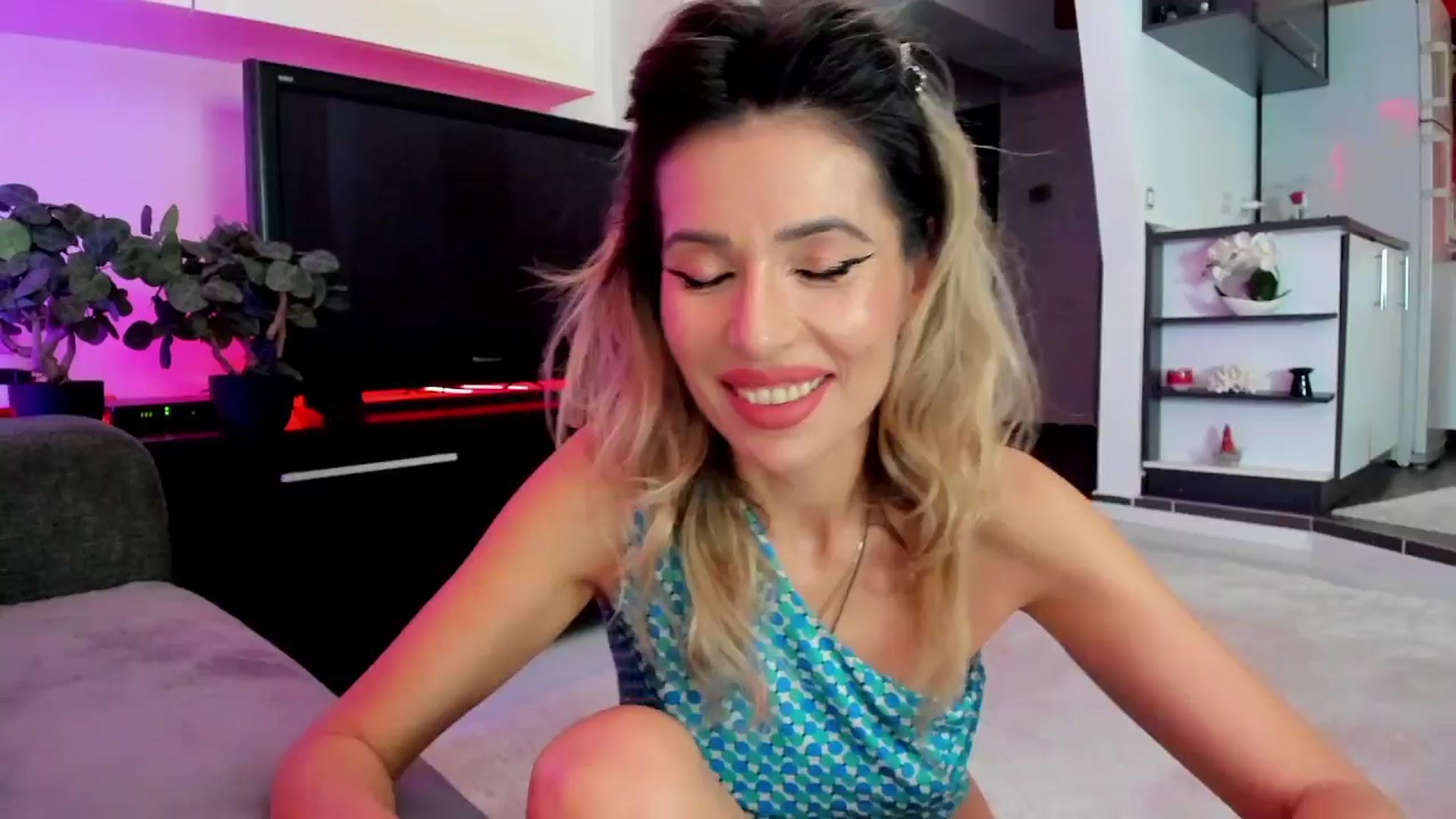 Gallery image thumbnail from SmileyTinaa's myfreecams stream on, 03/28/2024, 23:57 image 3 of 20