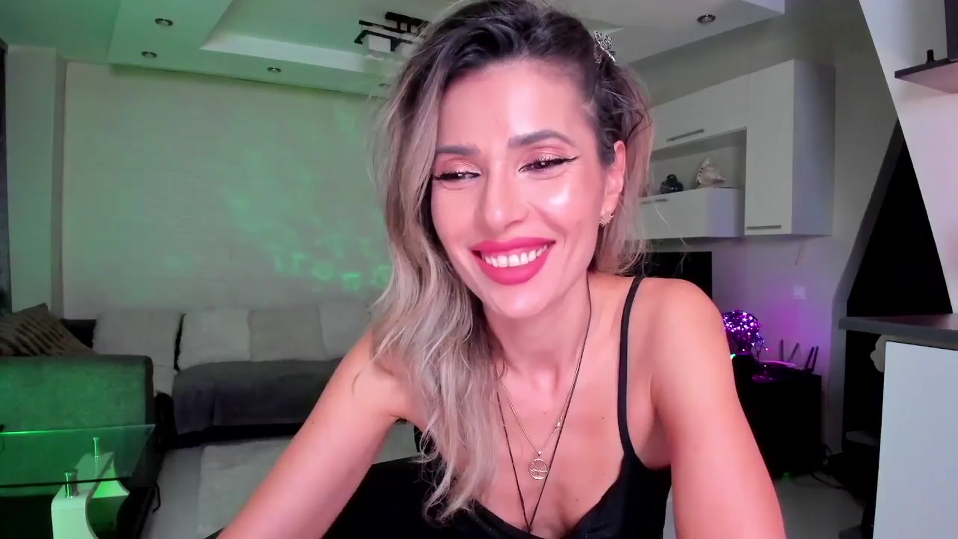 Gallery image thumbnail from SmileyTinaa's myfreecams stream on, 04/01/2024, 21:42 image 1 of 20