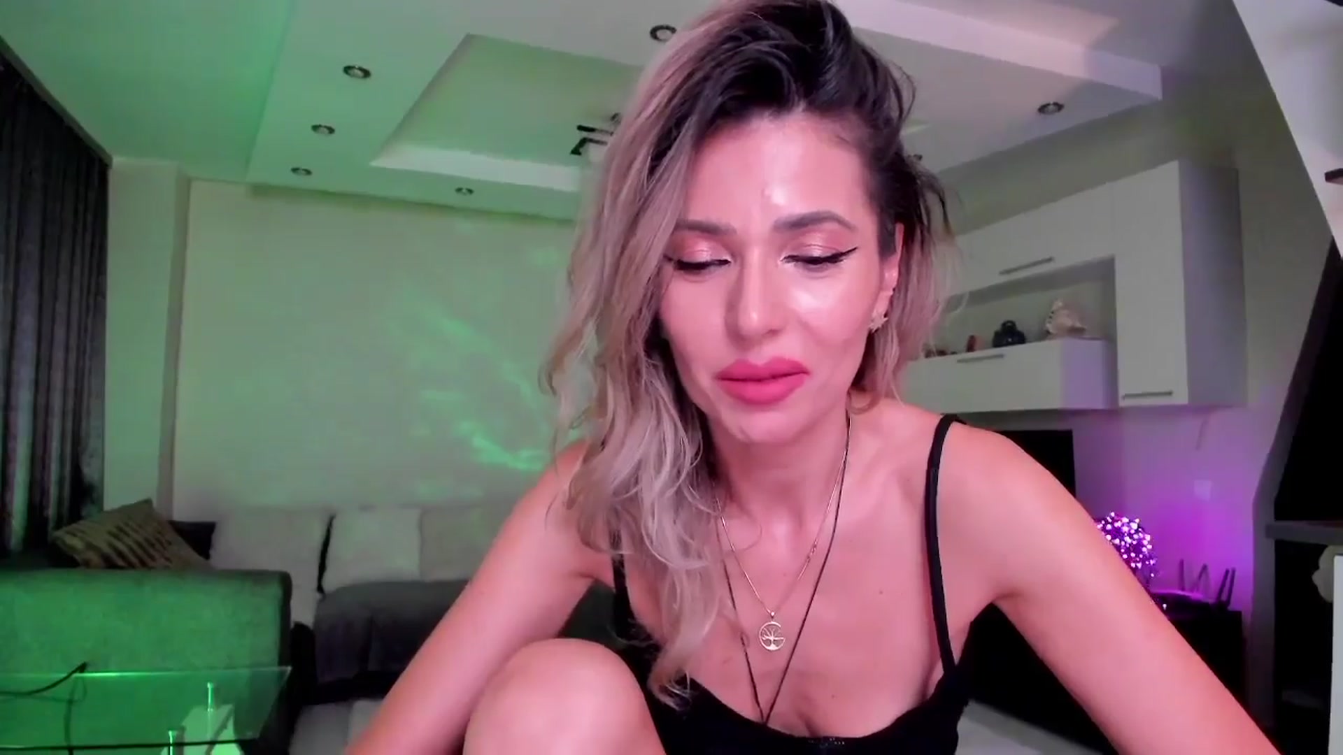 Gallery image thumbnail from SmileyTinaa's myfreecams stream on, 04/01/2024, 21:42 image 19 of 20
