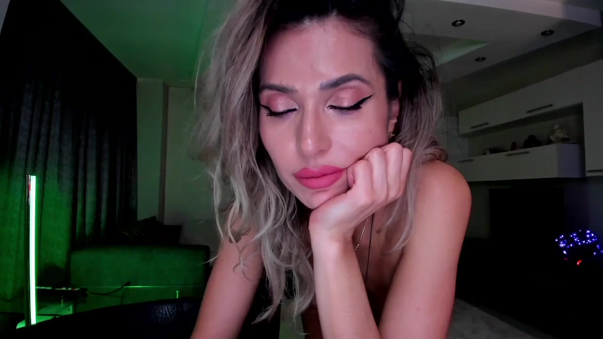 Gallery image thumbnail from SmileyTinaa's myfreecams stream on, 04/01/2024, 21:42 image 15 of 20