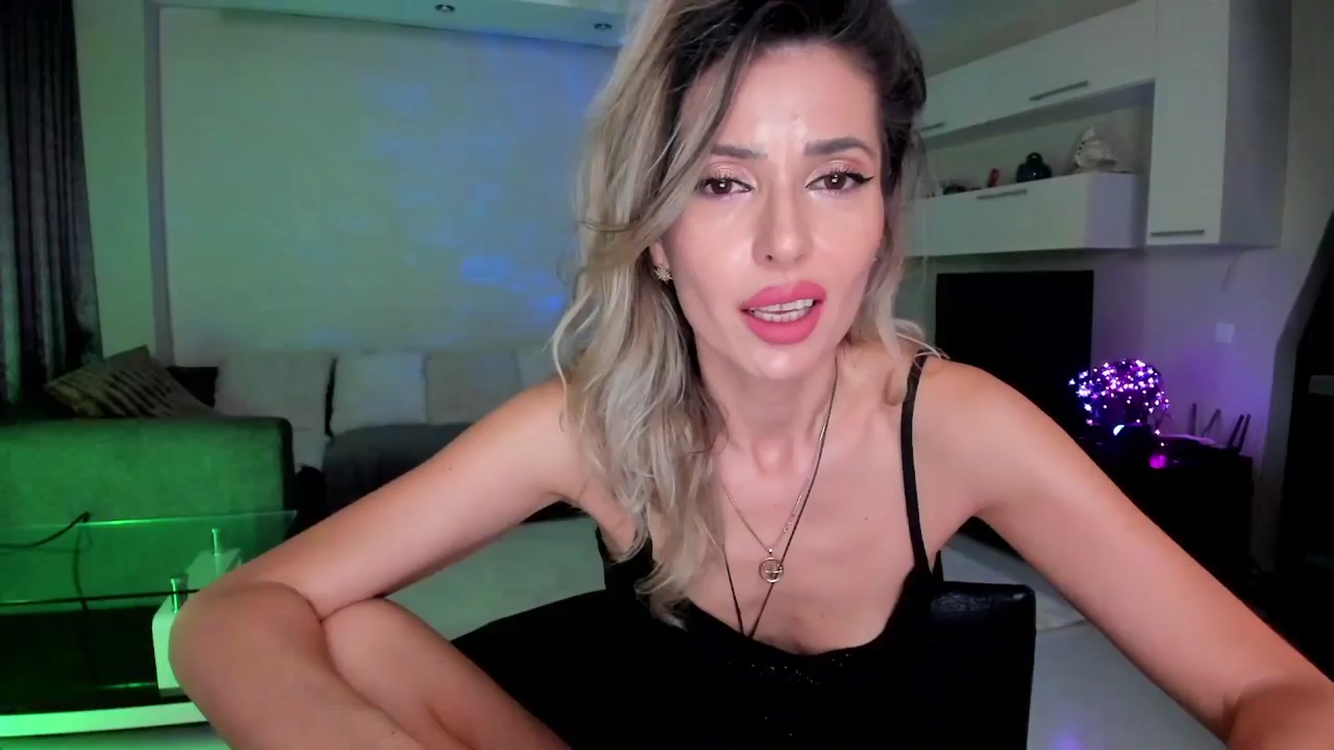 Gallery image thumbnail from SmileyTinaa's myfreecams stream on, 04/01/2024, 21:42 image 7 of 20