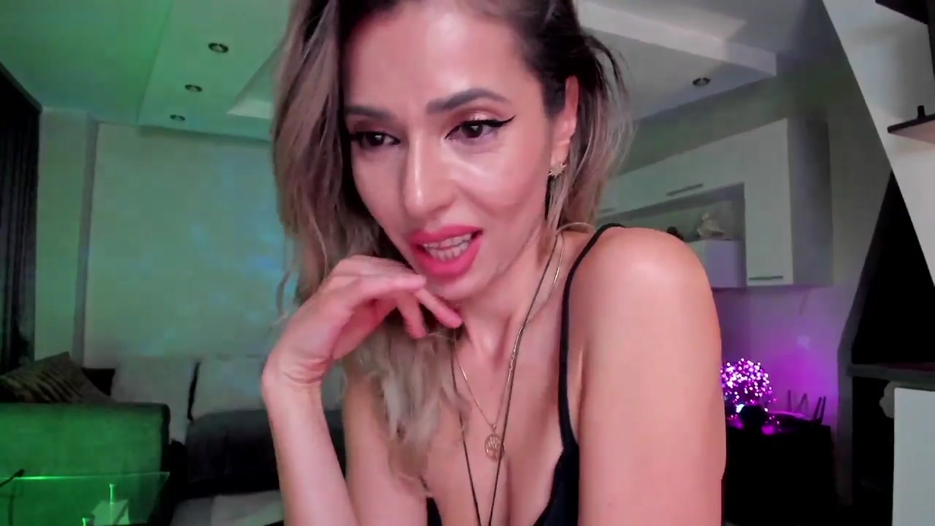Gallery image thumbnail from SmileyTinaa's myfreecams stream on, 04/01/2024, 21:42 image 20 of 20