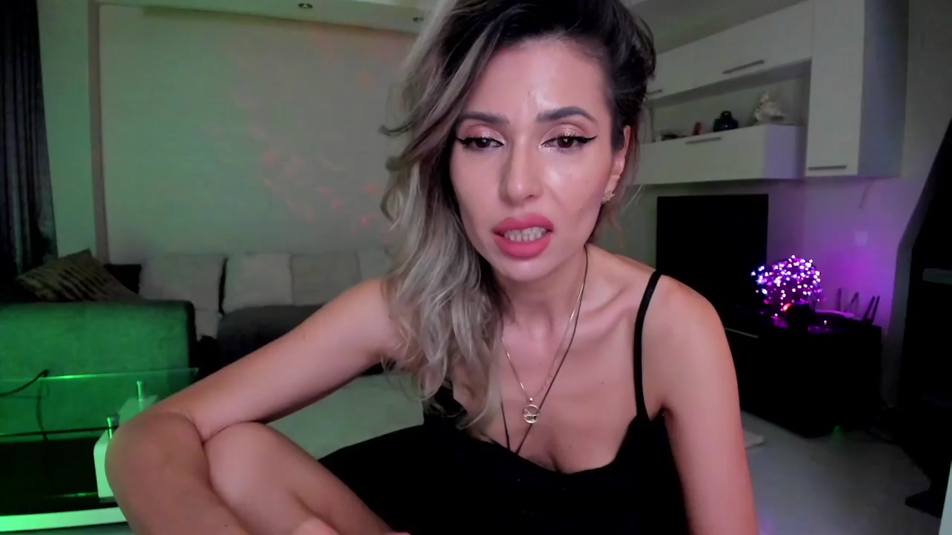 Gallery image thumbnail from SmileyTinaa's myfreecams stream on, 04/01/2024, 21:42 image 4 of 20