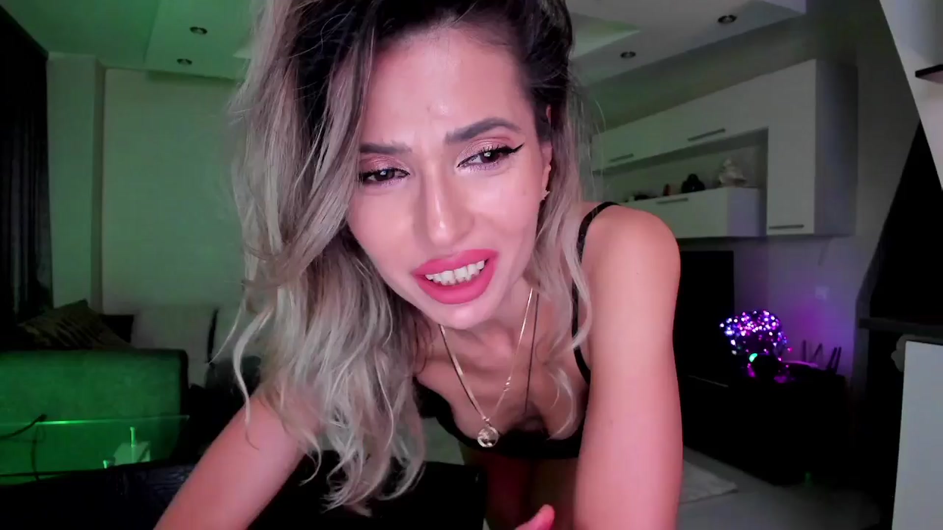 Gallery image thumbnail from SmileyTinaa's myfreecams stream on, 04/01/2024, 21:42 image 8 of 20
