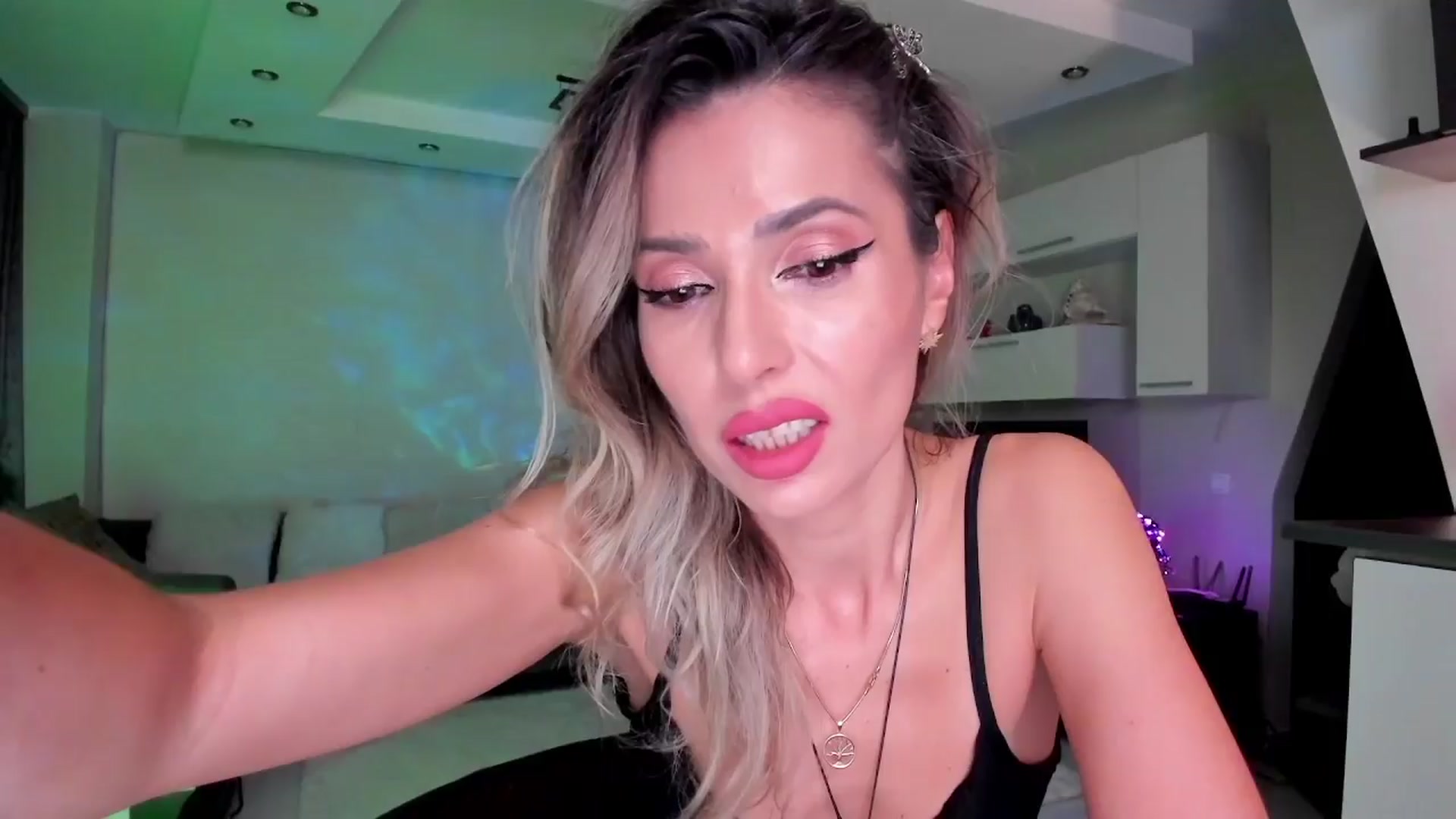 Gallery image thumbnail from SmileyTinaa's myfreecams stream on, 04/01/2024, 21:42 image 2 of 20